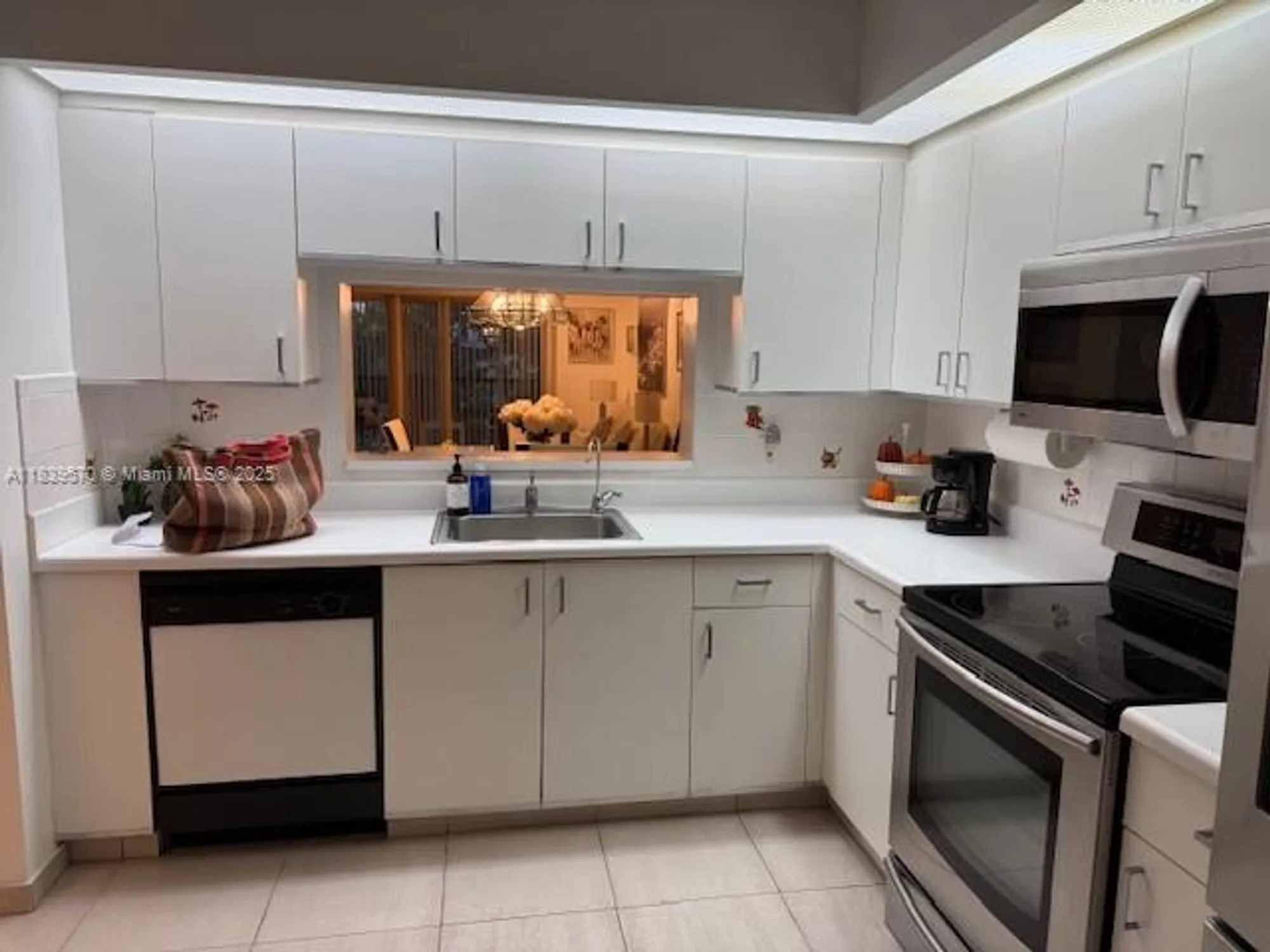 Property Slideshow image 7 of 33 | 901 sw 141st ave 405m, Pembroke Pines, FL, 33027