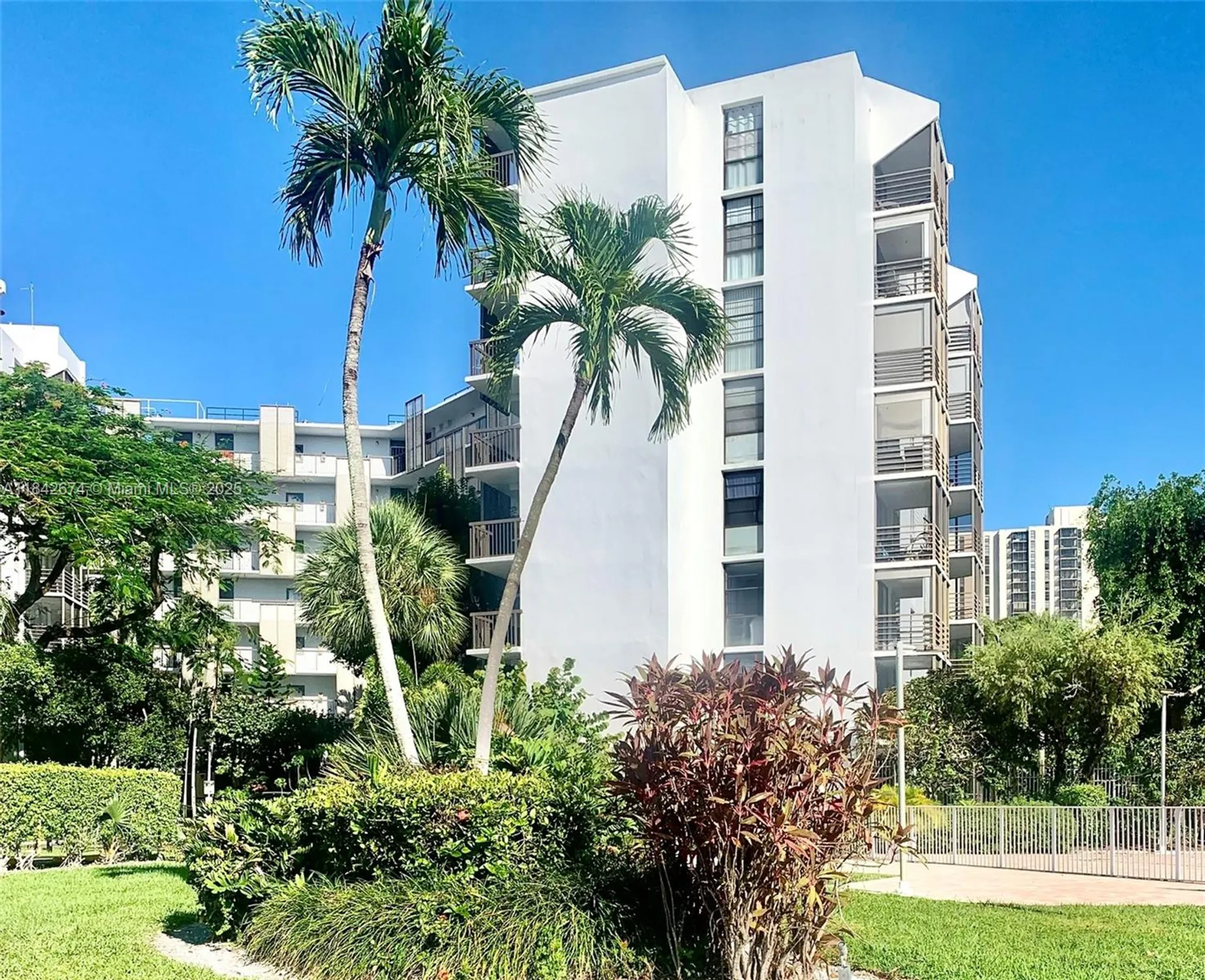 Property Slideshow image 16 of 17 | 20500 w country club dr 210, Aventura, FL, 33180