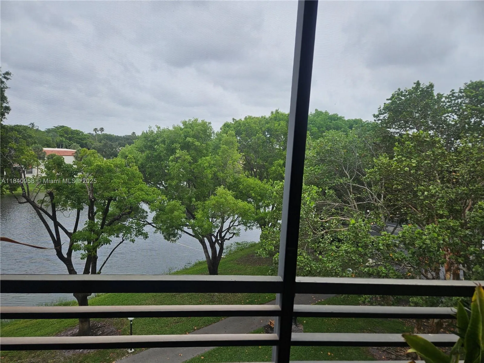 Property Slideshow image 8 of 12 | 901 colony point cir 408, Pembroke Pines, FL, 33026