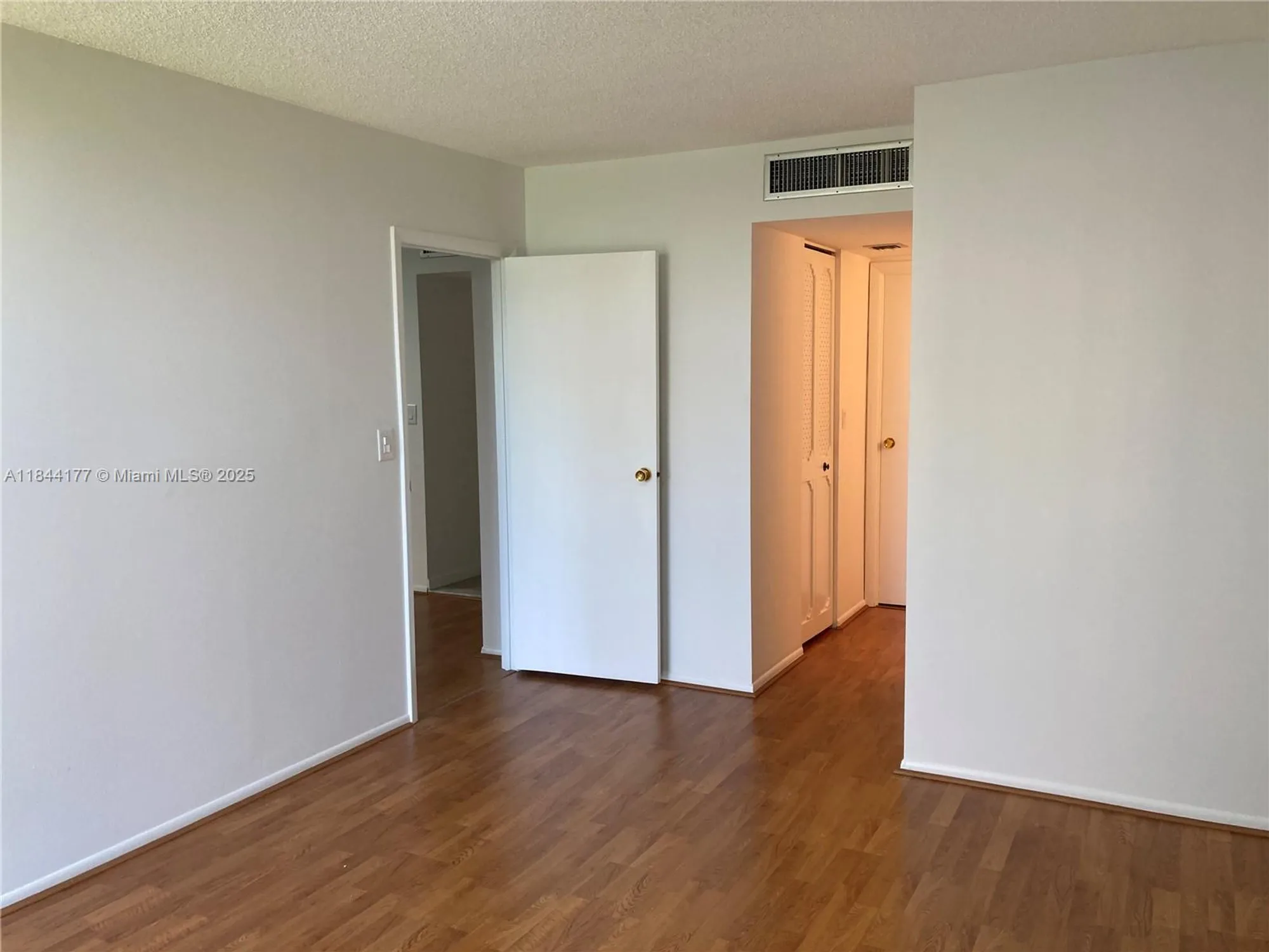 Property Slideshow image 10 of 20 | 20500 w country club dr 517, Aventura, FL, 33180