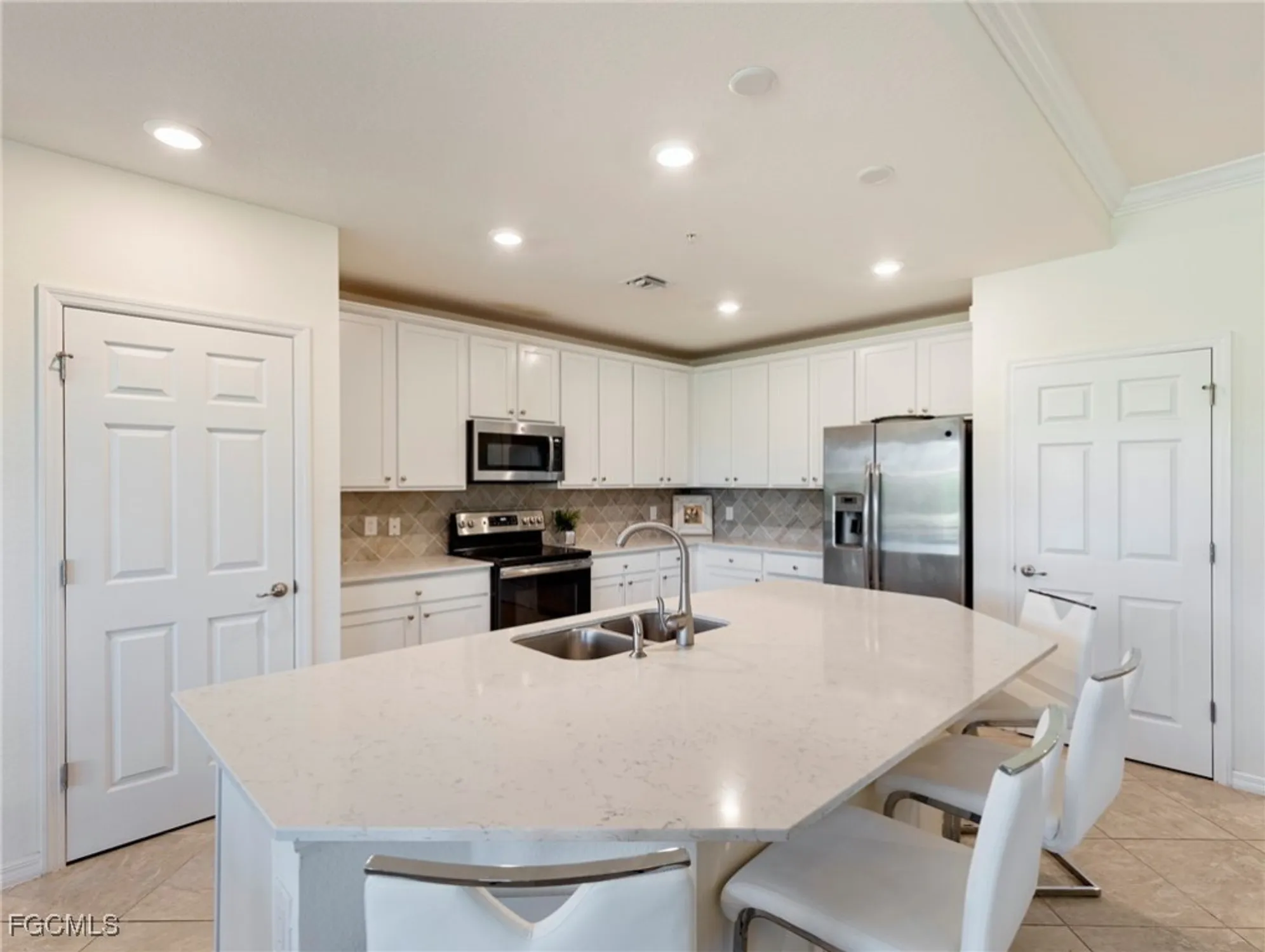 Property Slideshow image 13 of 41 | 11772 grand belvedere way unit 101, Fort Myers, FL, 33913