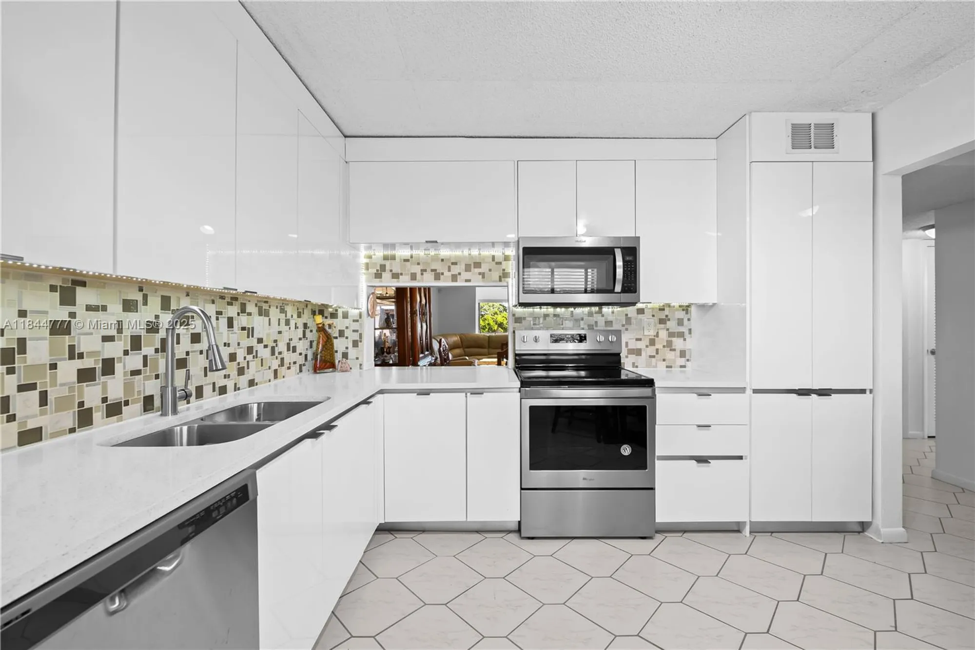 Property Slideshow image 14 of 18 | 4970 e sabal palm blvd apt 309, Tamarac, FL, 33319