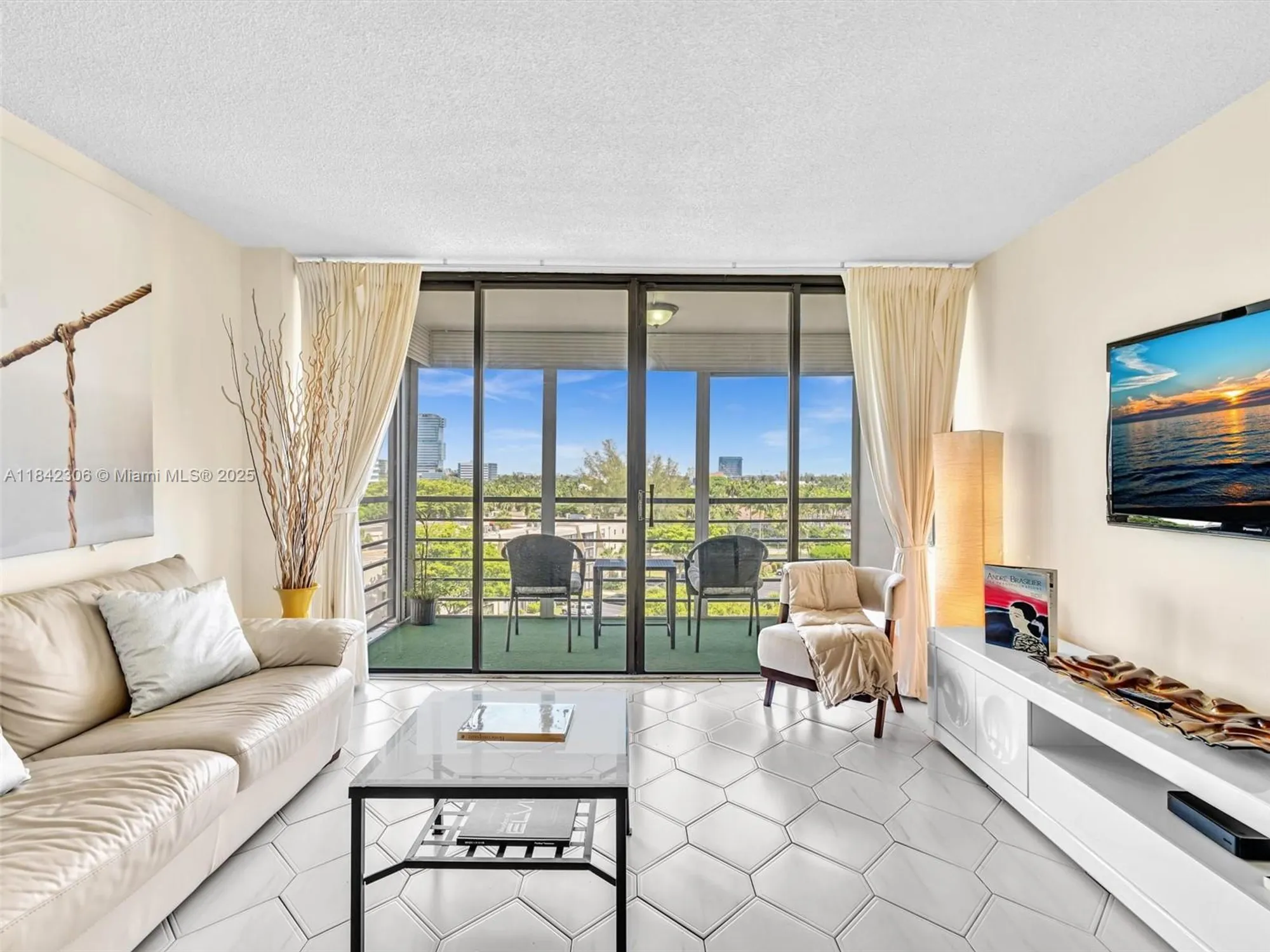 Property Slideshow image 14 of 40 | 20400 w country club dr apt 817, Aventura, FL, 33180