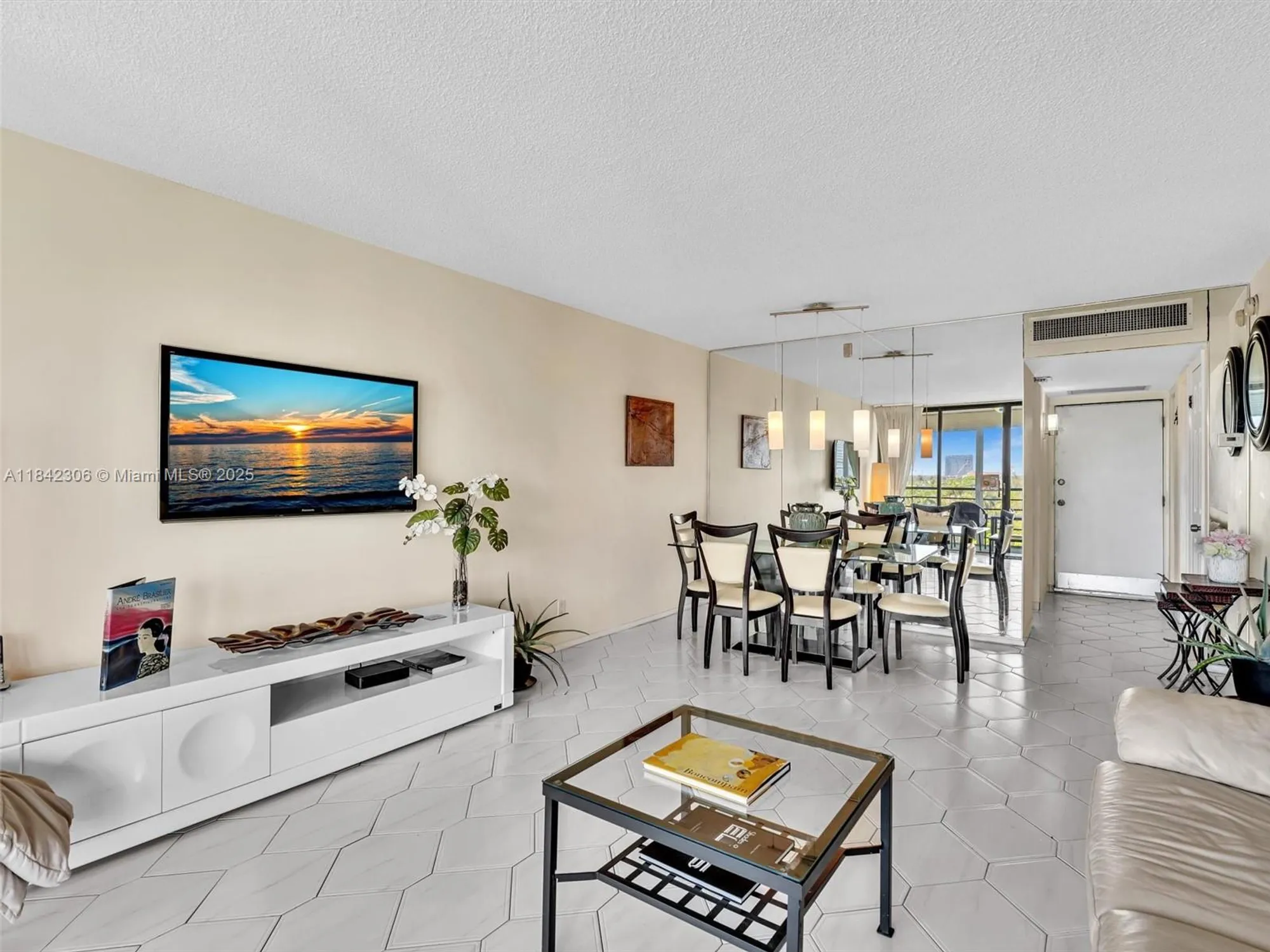 Property Slideshow image 16 of 40 | 20400 w country club dr apt 817, Aventura, FL, 33180