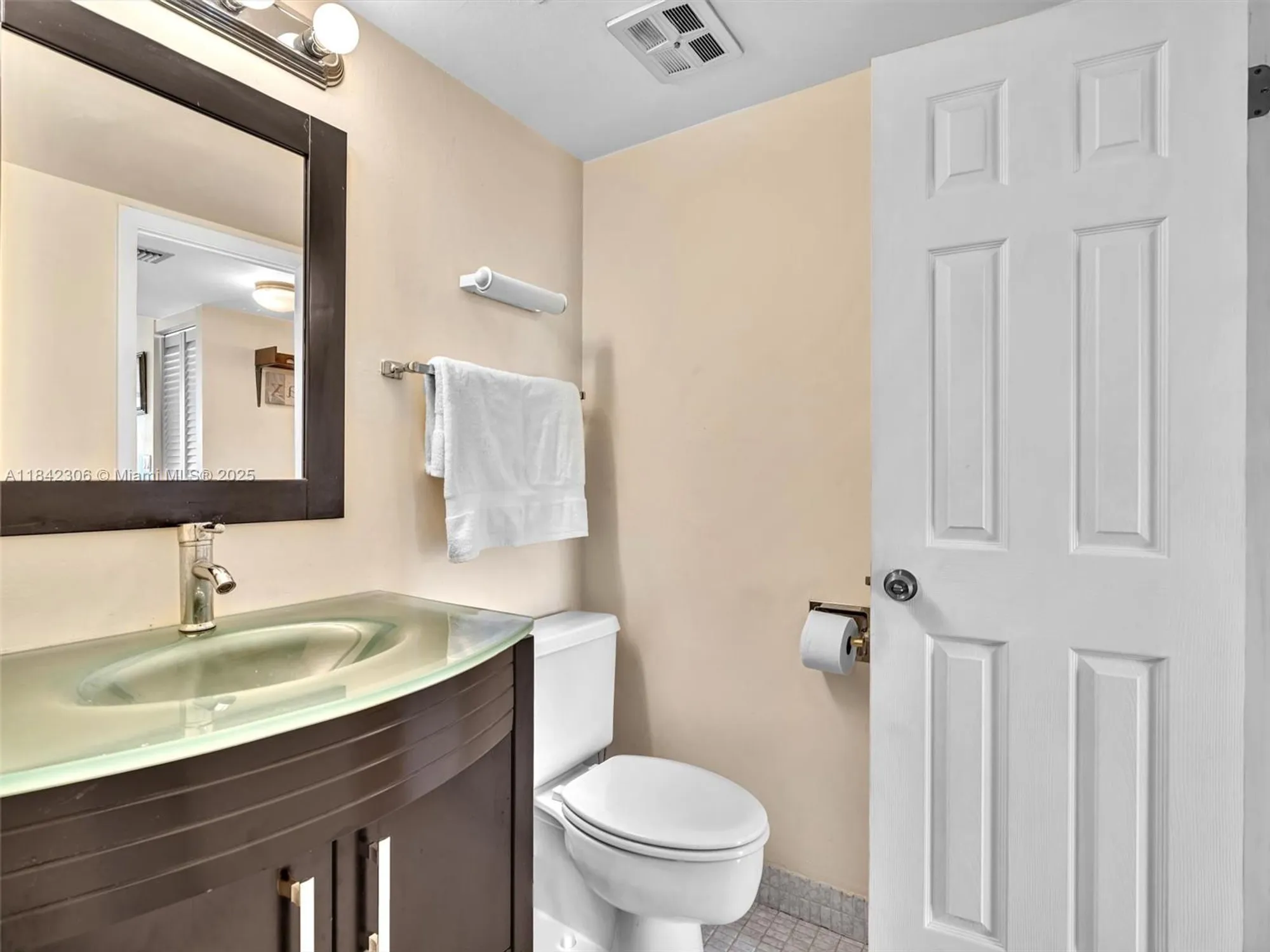 Property Slideshow image 24 of 40 | 20400 w country club dr apt 817, Aventura, FL, 33180