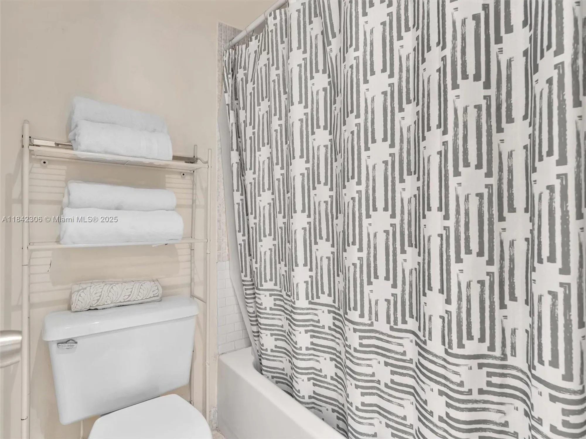 Property Slideshow image 29 of 40 | 20400 w country club dr apt 817, Aventura, FL, 33180