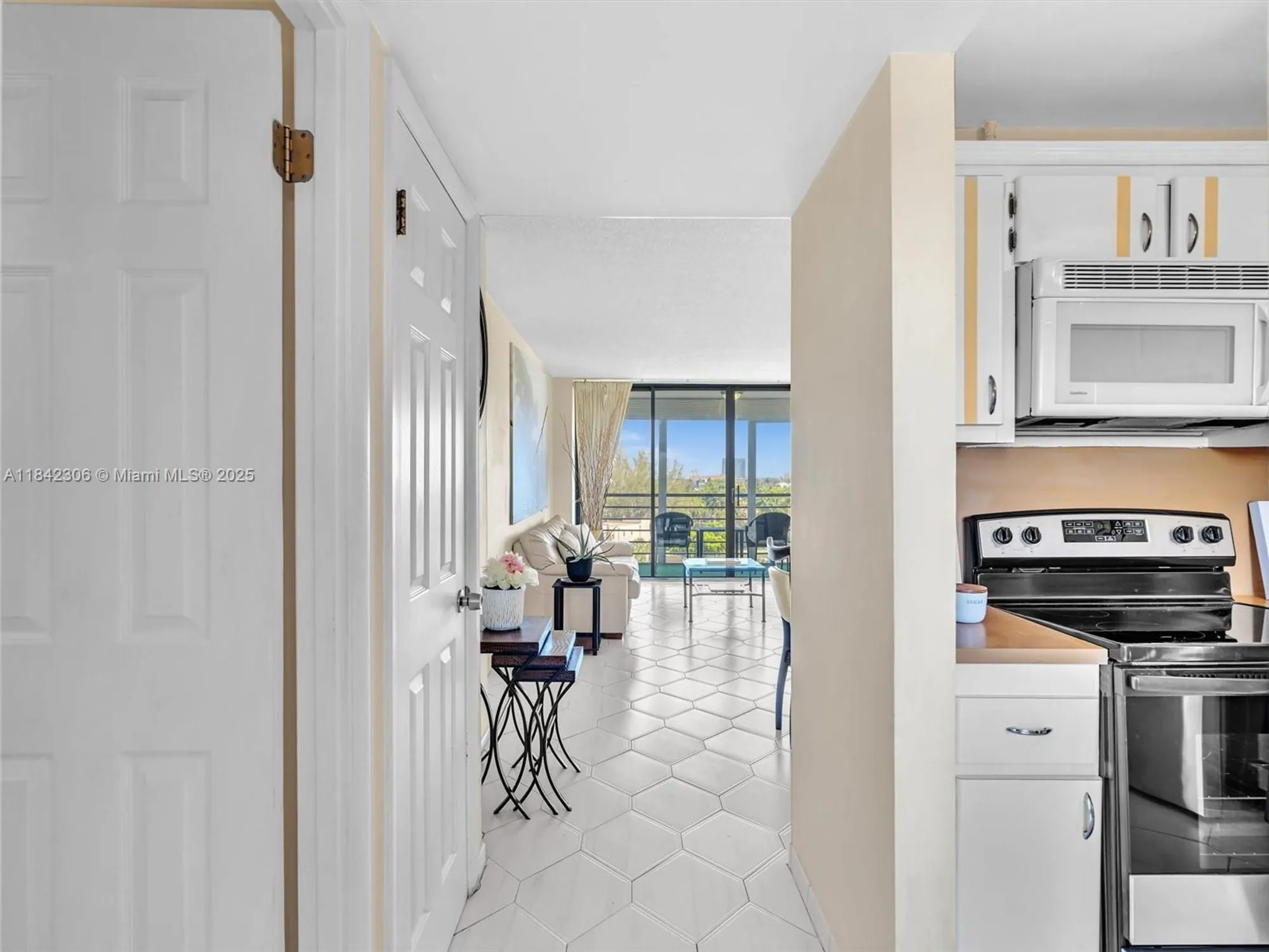 Property Slideshow image 2 of 40 | 20400 w country club dr apt 817, Aventura, FL, 33180