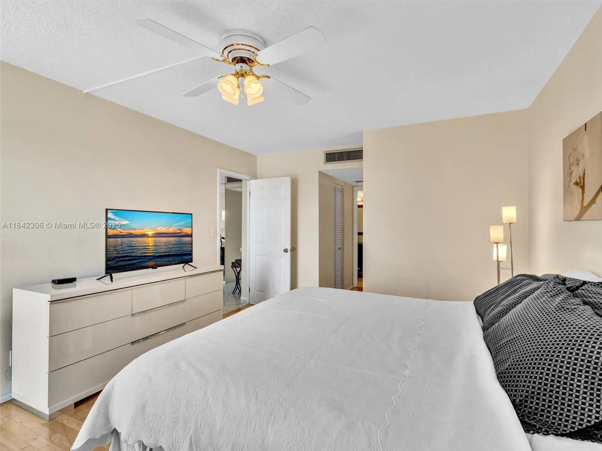 Property Slideshow image 22 of 40 | 20400 w country club dr apt 817, Aventura, FL, 33180