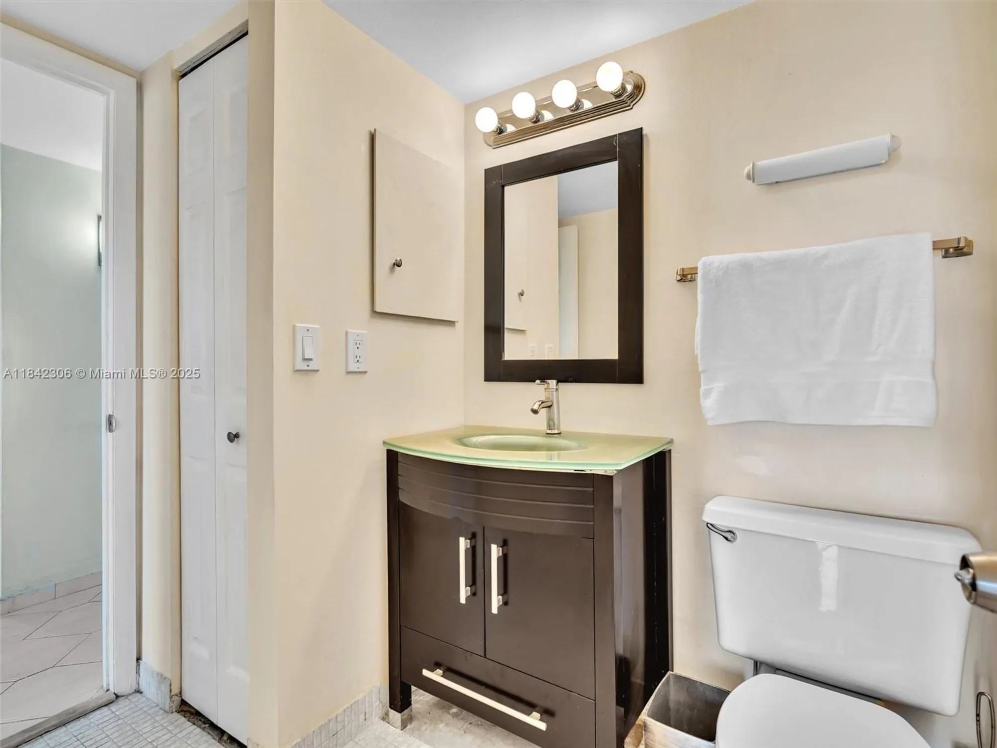 Property Slideshow image 23 of 40 | 20400 w country club dr apt 817, Aventura, FL, 33180