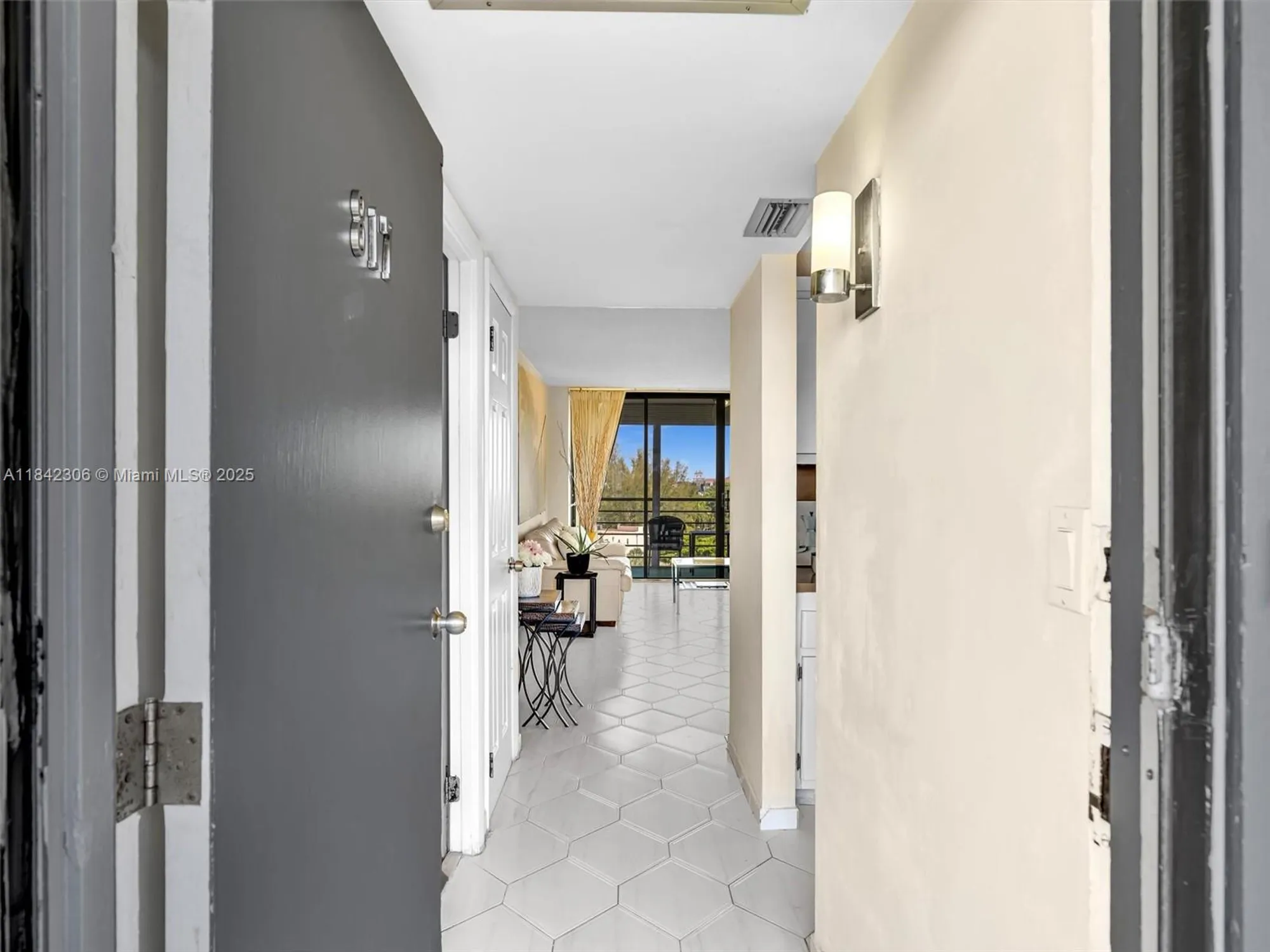 Property Slideshow image 3 of 40 | 20400 w country club dr apt 817, Aventura, FL, 33180
