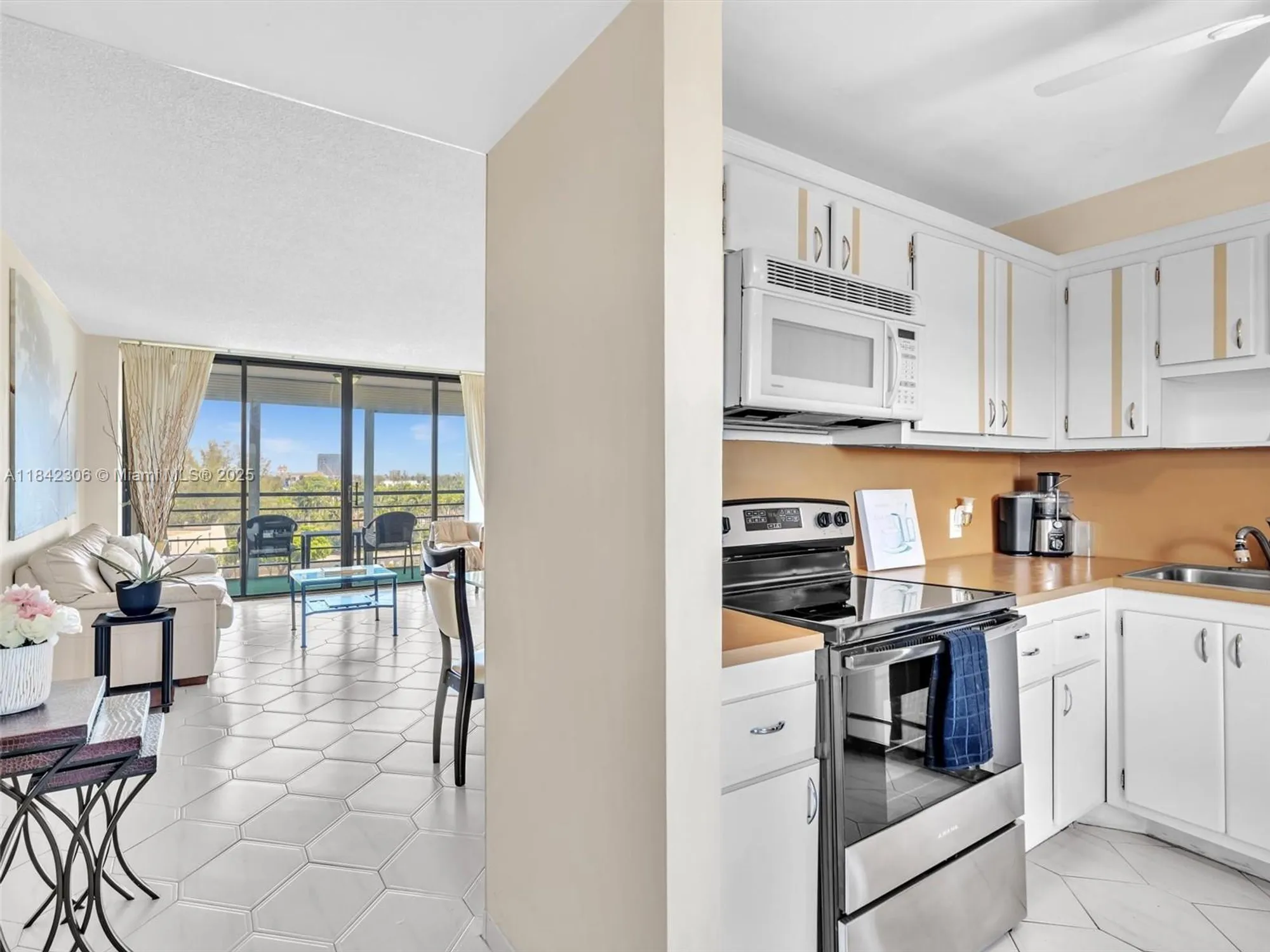 Property Slideshow image 4 of 40 | 20400 w country club dr apt 817, Aventura, FL, 33180