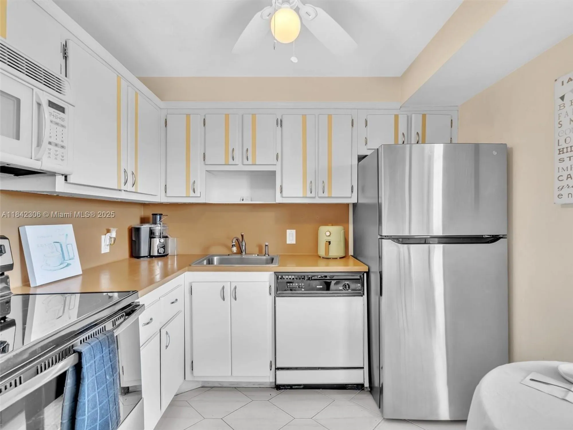 Property Slideshow image 5 of 40 | 20400 w country club dr apt 817, Aventura, FL, 33180