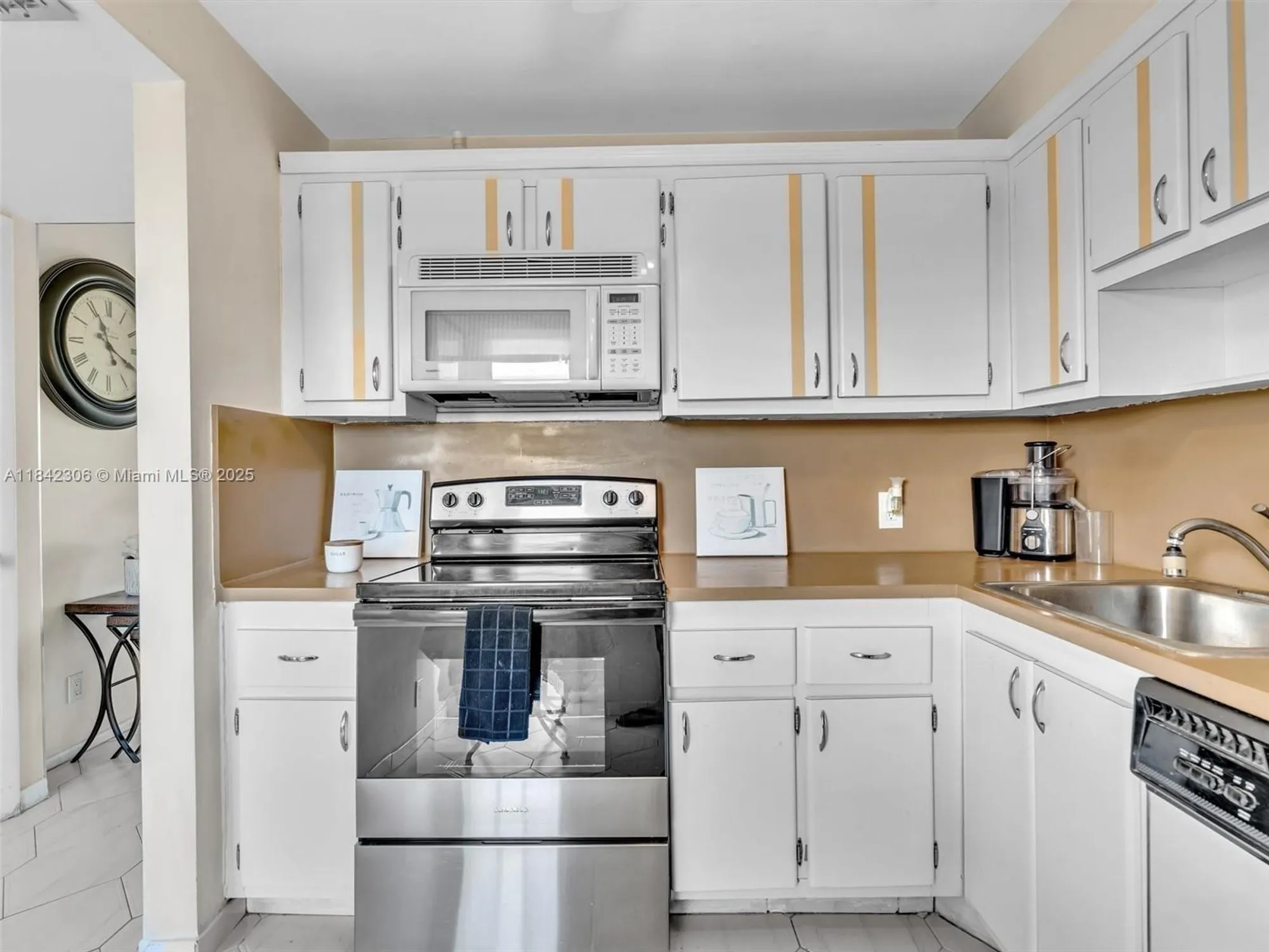 Property Slideshow image 8 of 40 | 20400 w country club dr apt 817, Aventura, FL, 33180