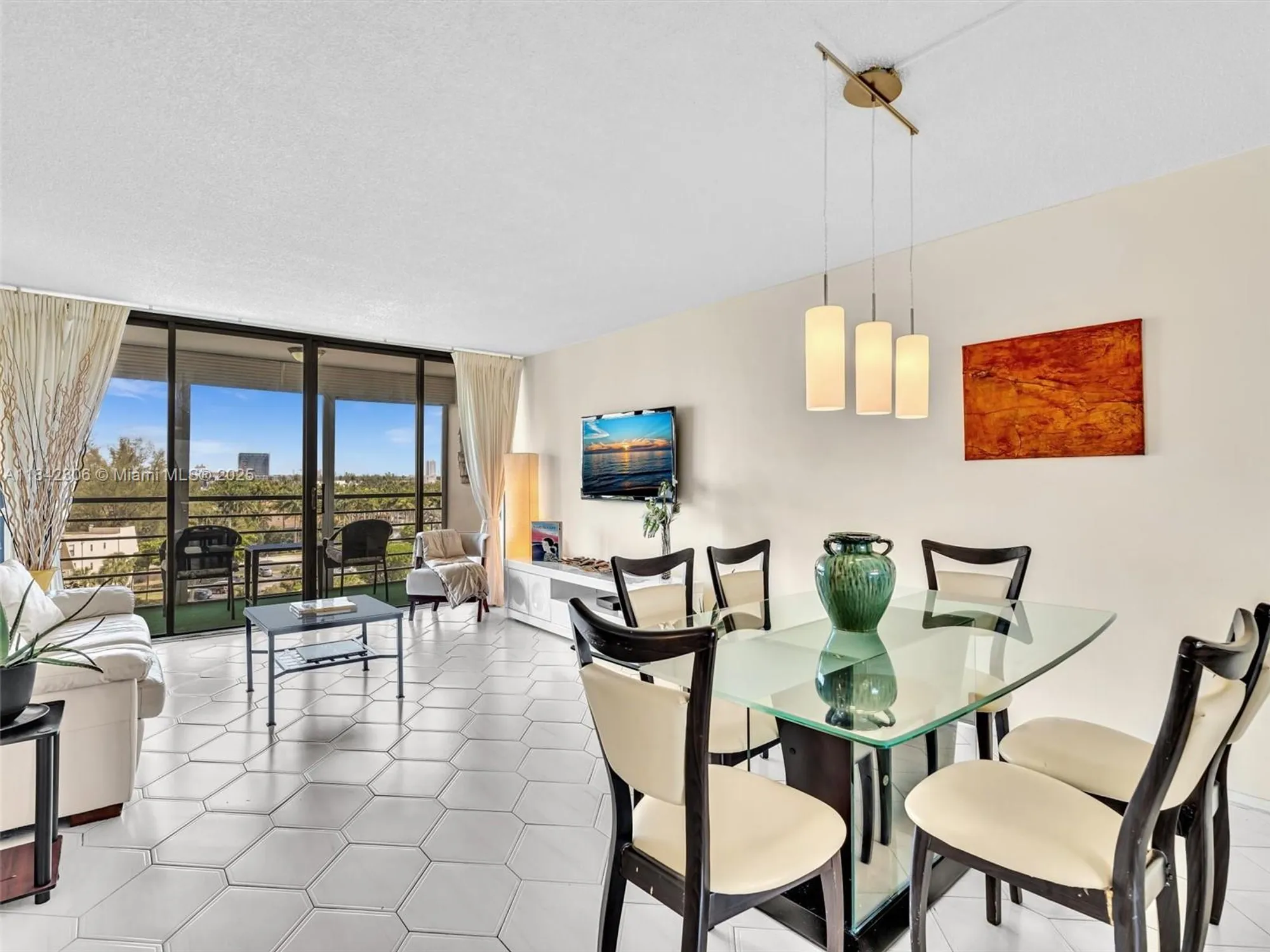 Property Slideshow image 9 of 40 | 20400 w country club dr apt 817, Aventura, FL, 33180