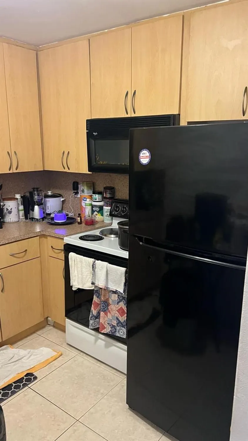 Property Slideshow image 3 of 17 | 19080 ne 3rd ct 307, Miami, FL, 33179