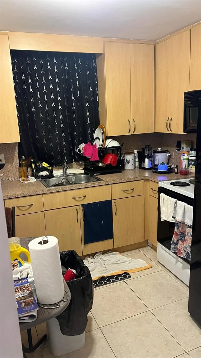 Property Slideshow image 4 of 17 | 19080 ne 3rd ct 307, Miami, FL, 33179