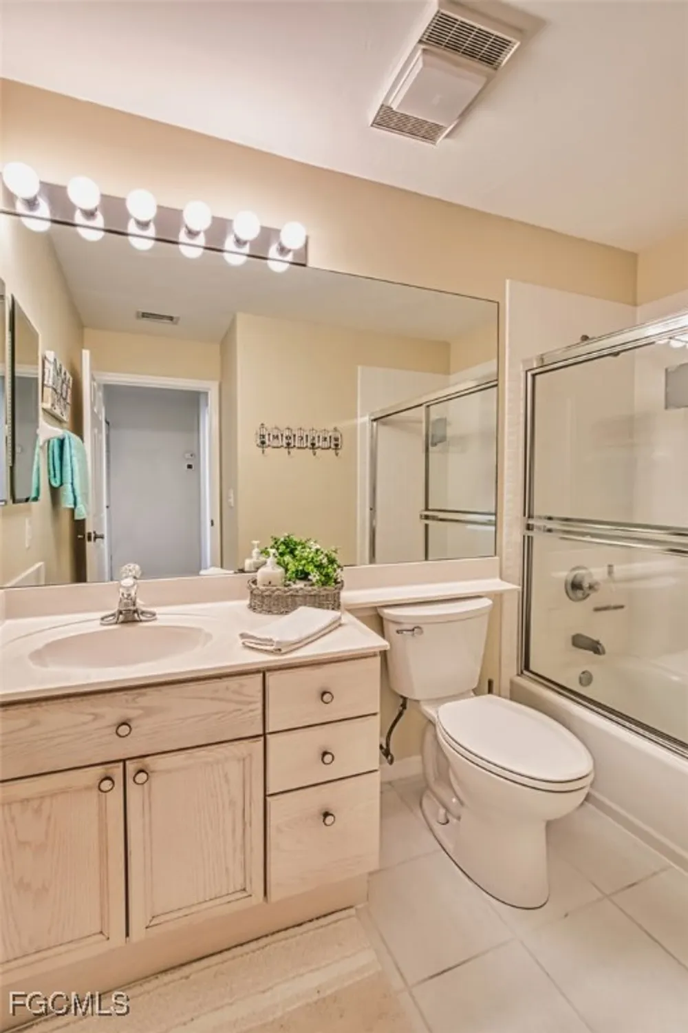 Property Slideshow image 35 of 49 | 27024 oakwood lake dr, Bonita Springs, FL, 34134