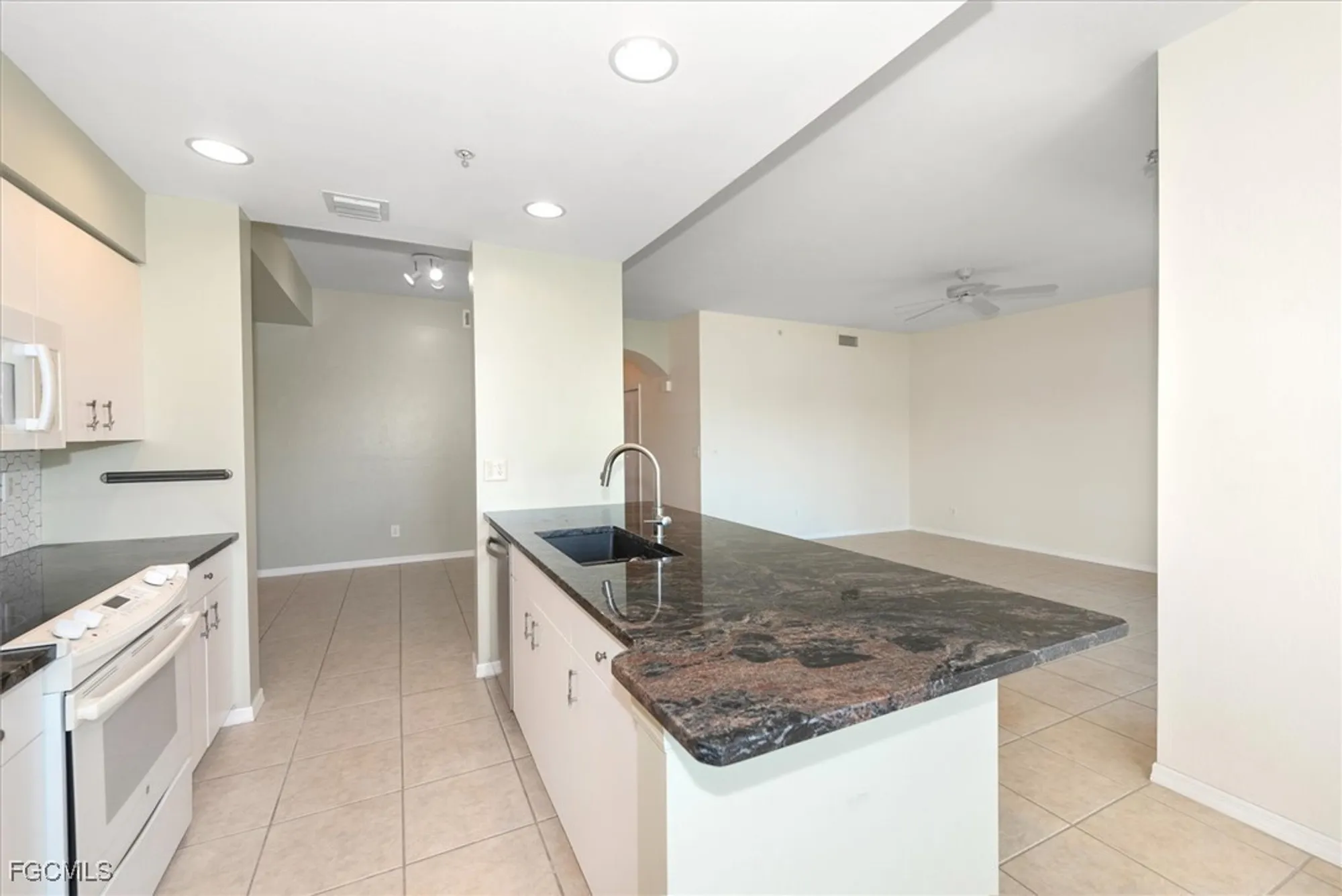 Property Slideshow image 13 of 35 | 14111 brant point cir 2103, Fort Myers, FL, 33919
