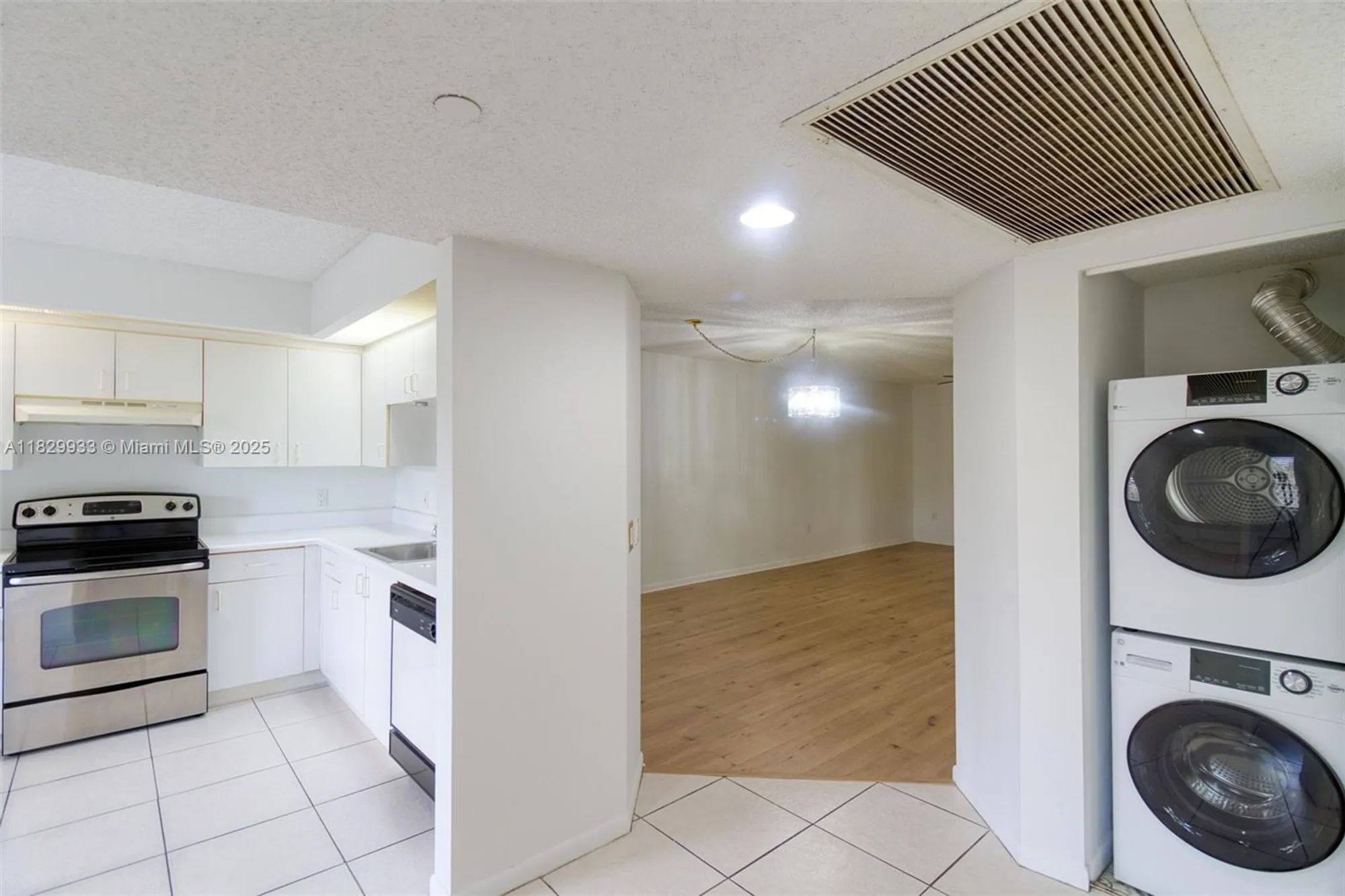 Property Slideshow image 2 of 35 | 571 sw 142nd ave 209o, Pembroke Pines, FL, 33027