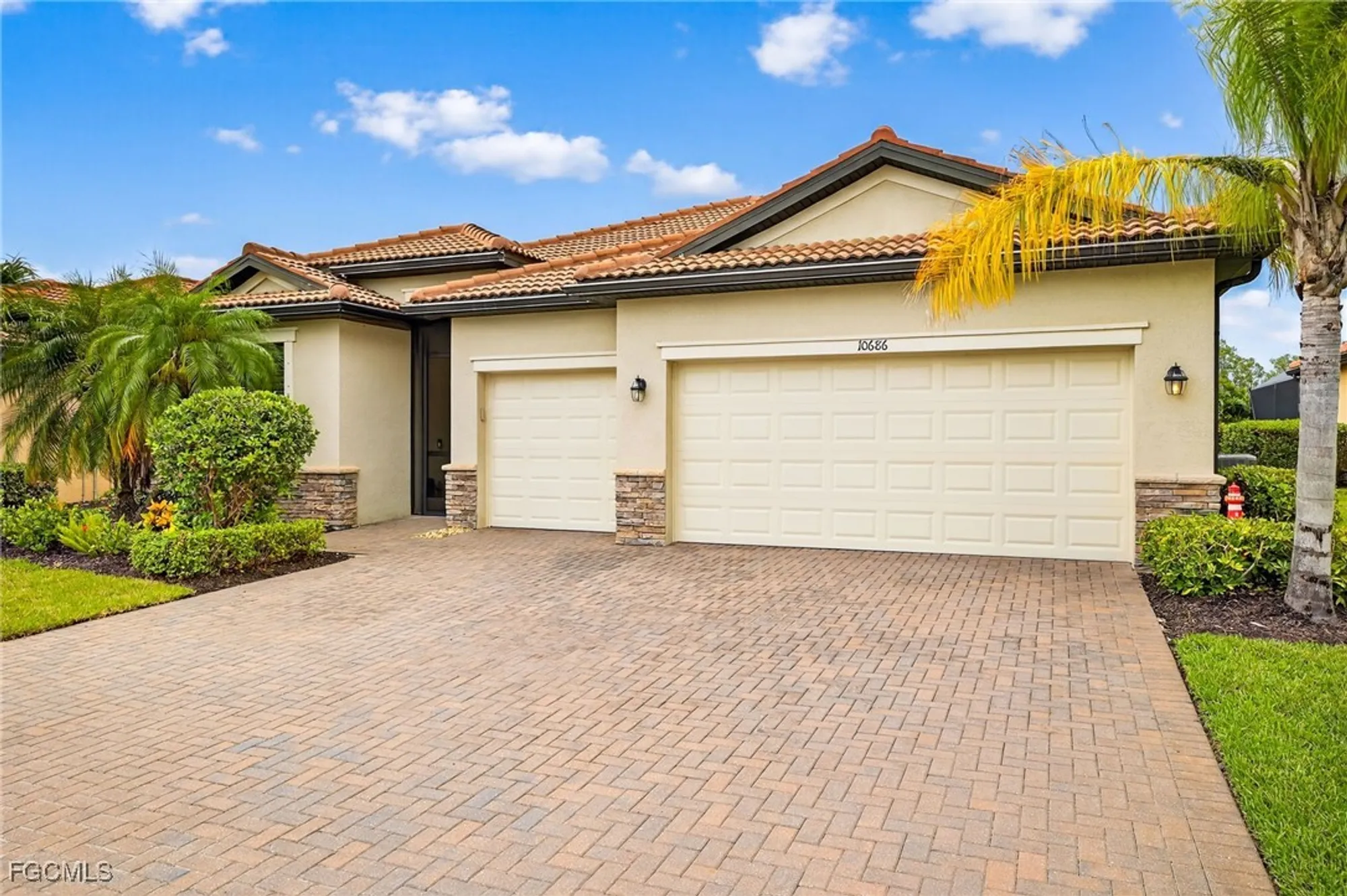 Property Slideshow image 2 of 50 | 10686 prato dr, Fort Myers, FL, 33913