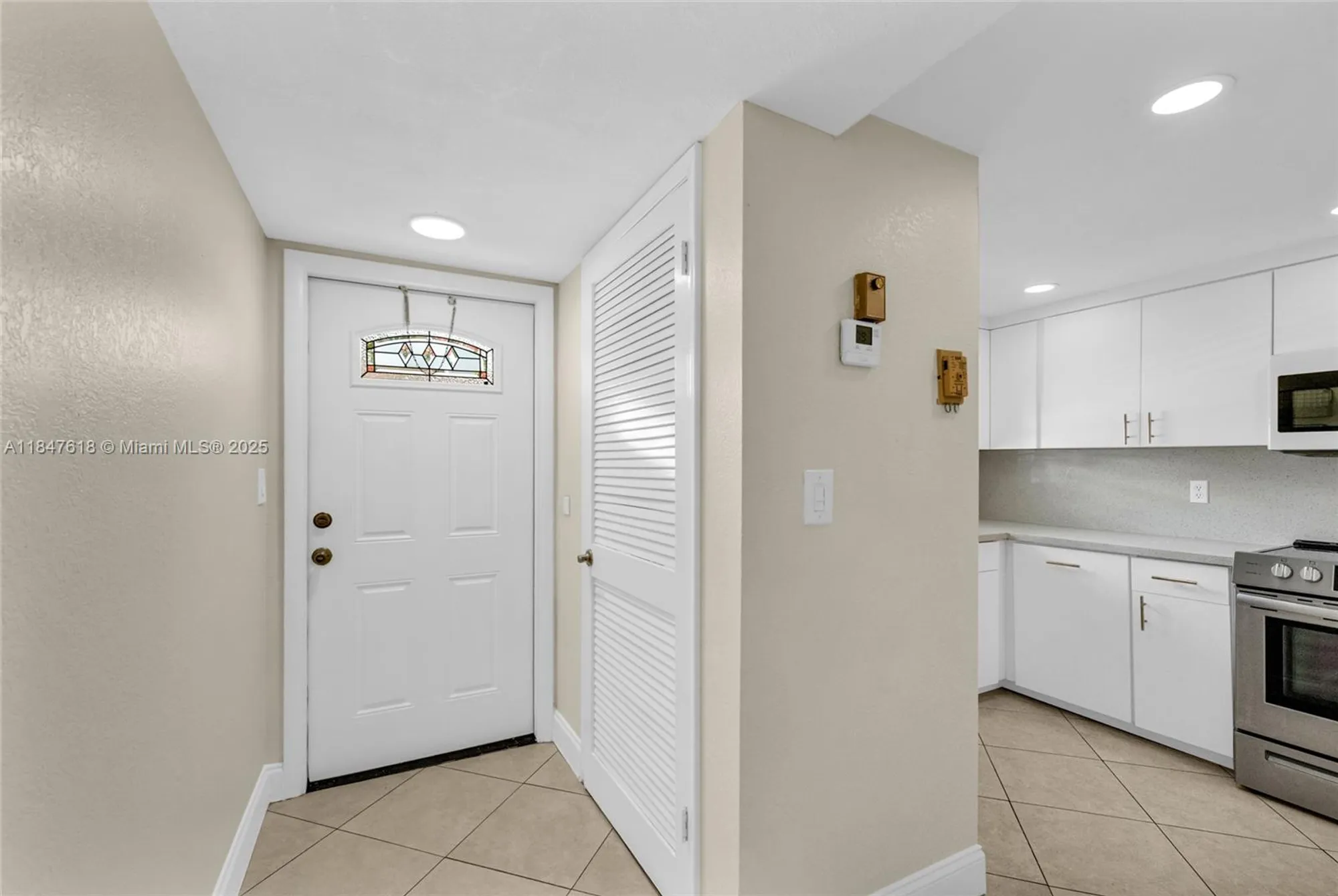 Property Slideshow image 2 of 44 | 681 s hollybrook dr 109, Pembroke Pines, FL, 33025