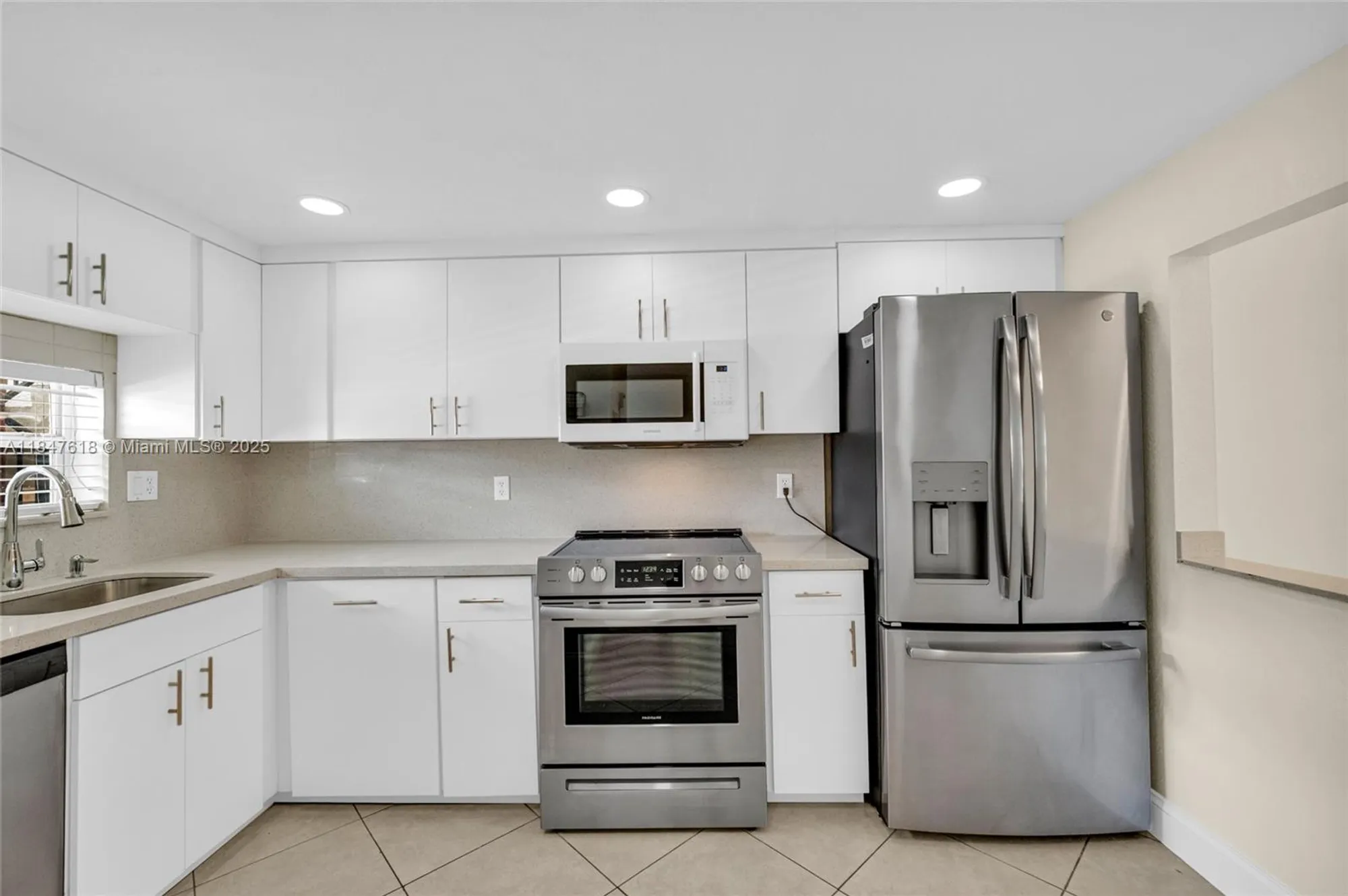 Property Slideshow image 4 of 44 | 681 s hollybrook dr 109, Pembroke Pines, FL, 33025