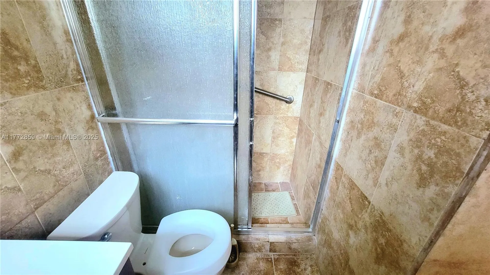 Property Slideshow image 10 of 13 | 300 ne 191st st 201, Miami, FL, 33179