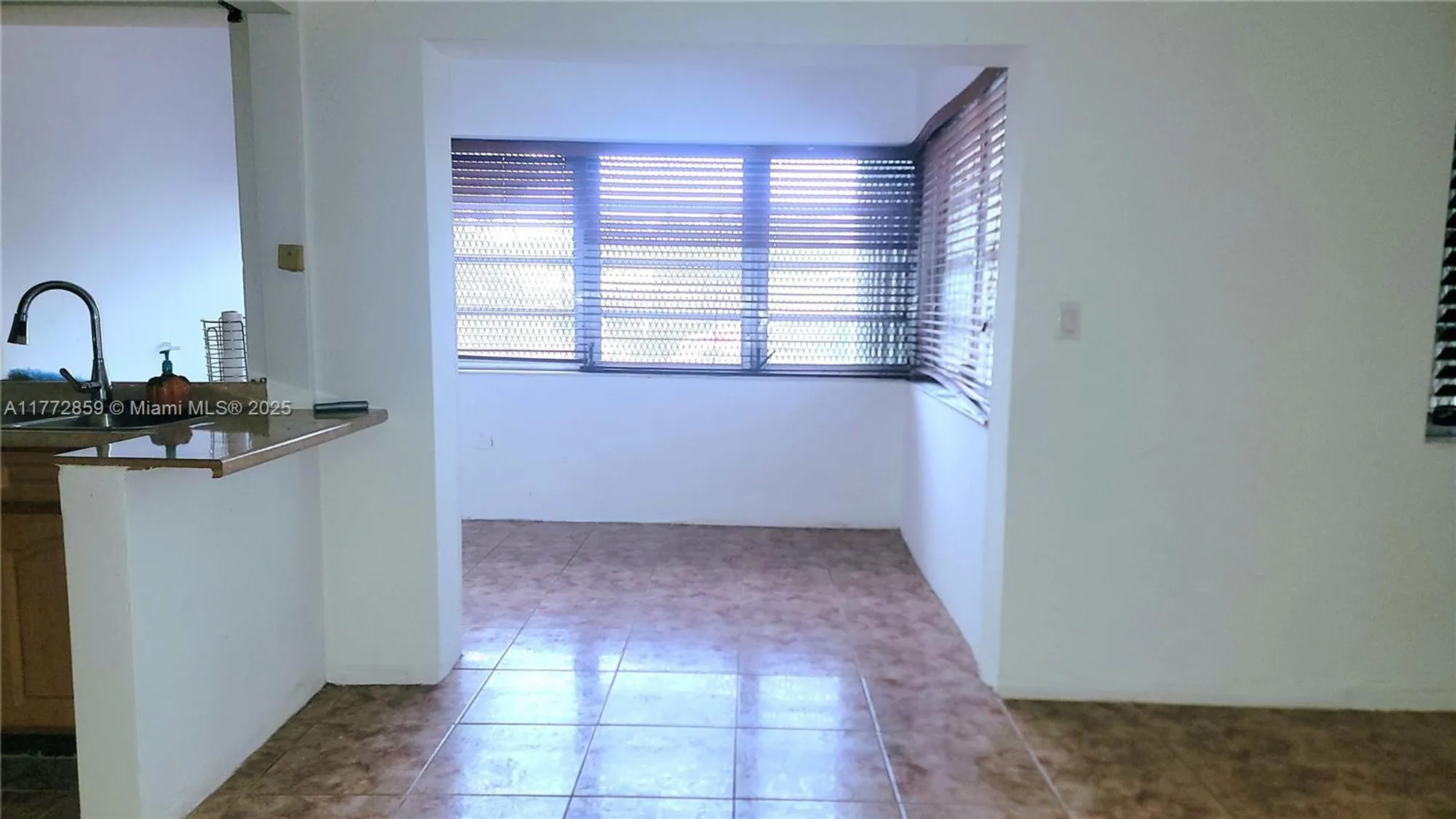 Property Slideshow image 8 of 13 | 300 ne 191st st 201, Miami, FL, 33179