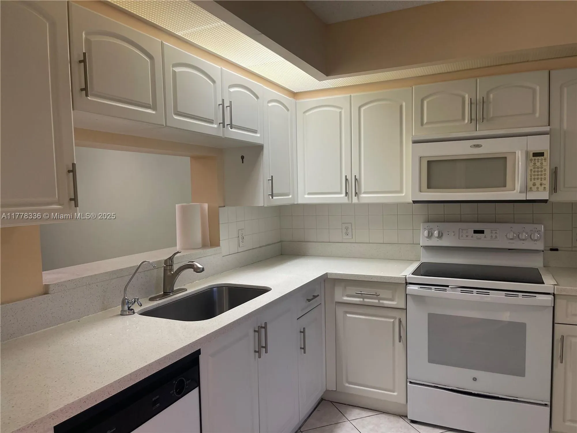 Property Slideshow image 7 of 34 | 950 sw 138th ave apt 102b, Pembroke Pines, FL, 33027