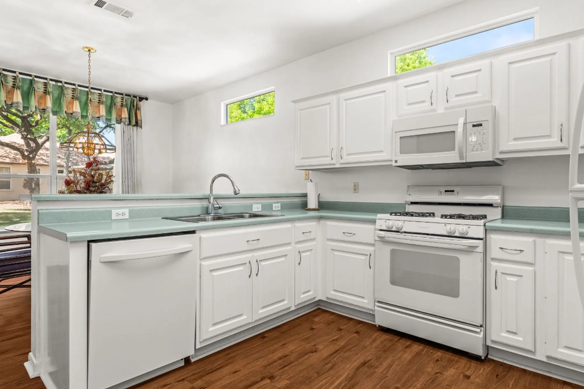 Property Slideshow image 10 of 25 | 191 trail rider way, Georgetown, TX, 78633