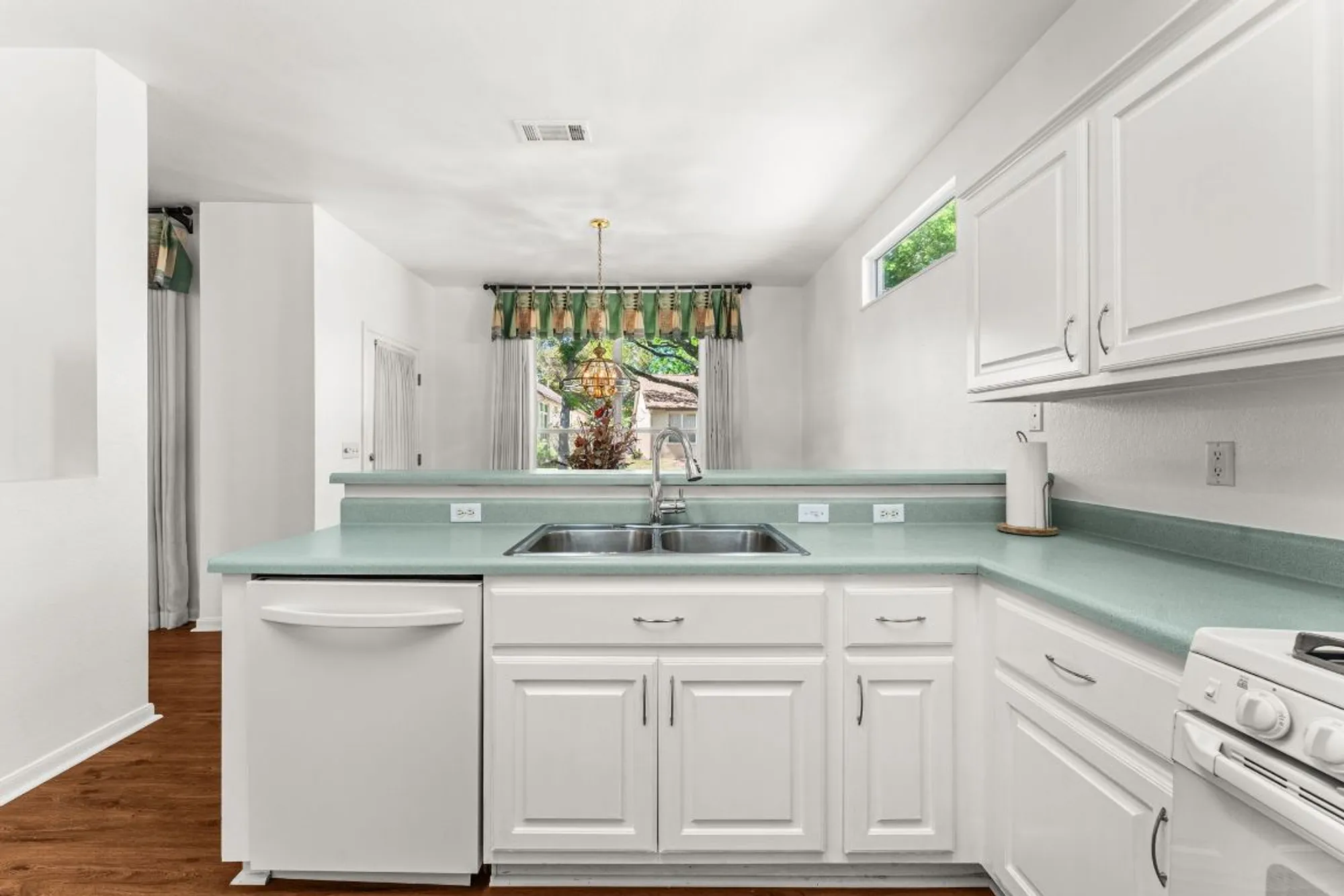 Property Slideshow image 11 of 25 | 191 trail rider way, Georgetown, TX, 78633