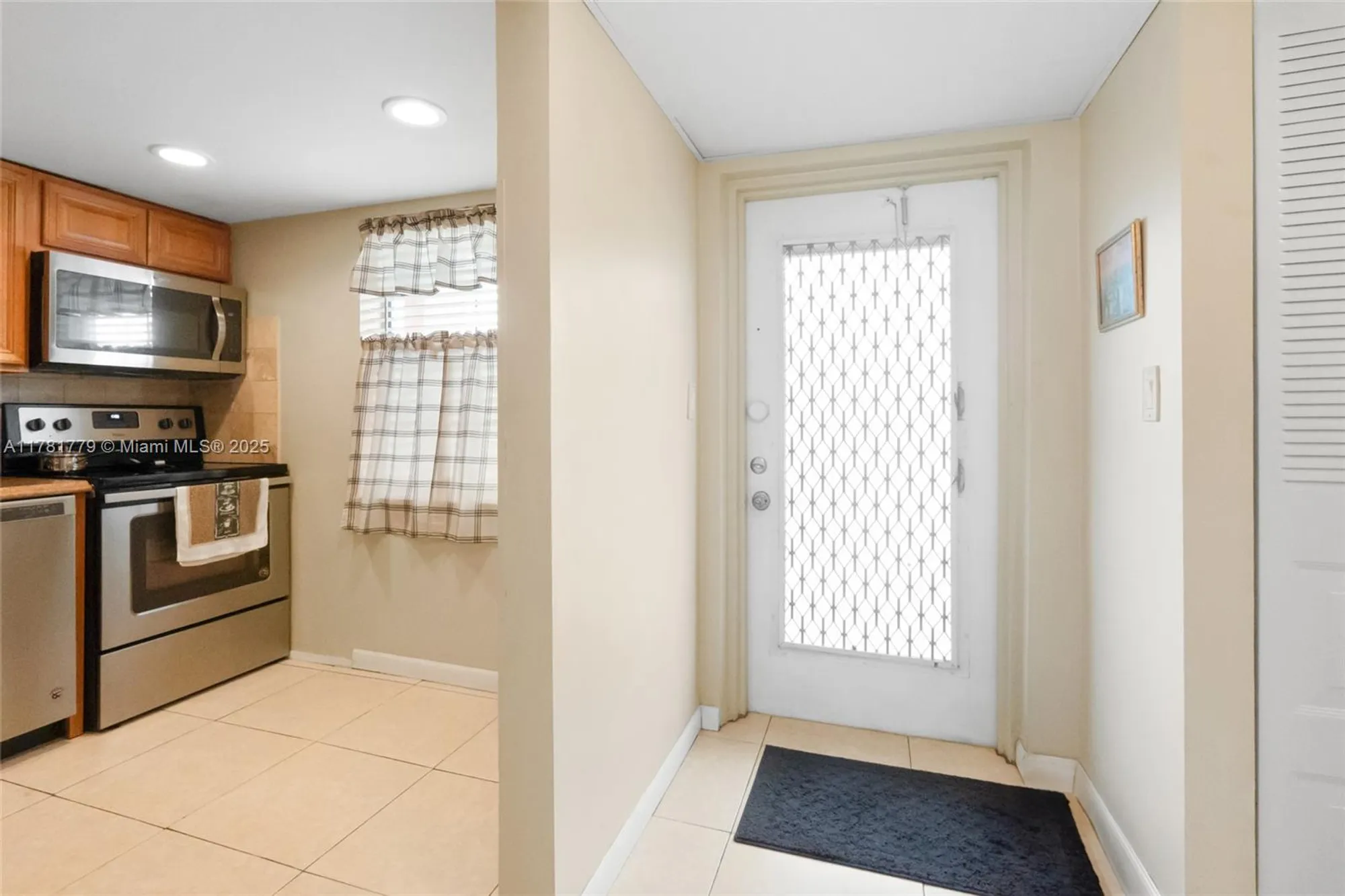 Property Slideshow image 6 of 29 | 1020 country club dr apt 206, Margate, FL, 33063