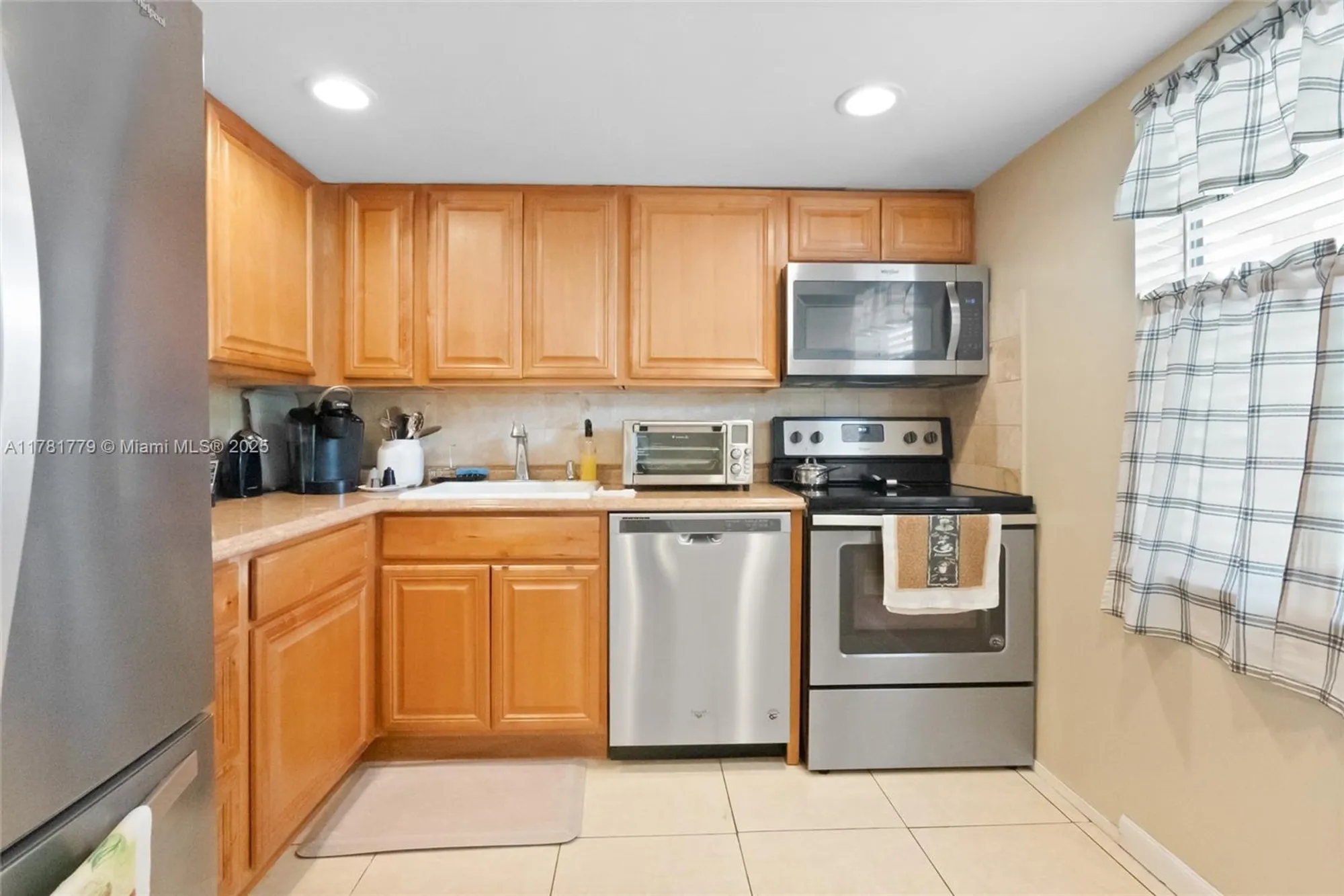Property Slideshow image 7 of 29 | 1020 country club dr apt 206, Margate, FL, 33063