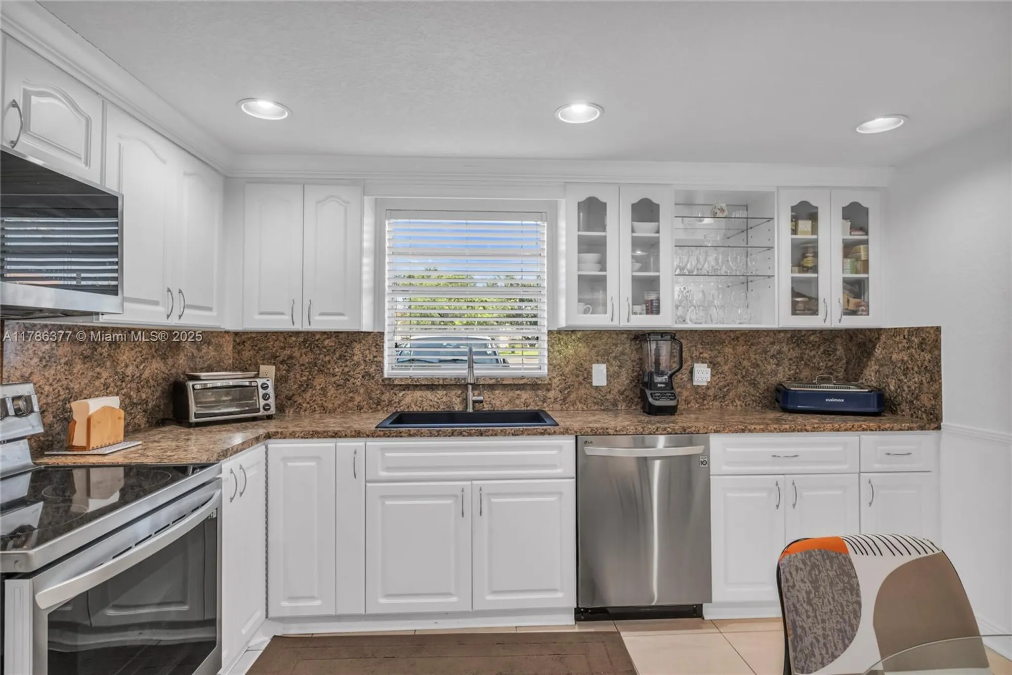 Property Slideshow image 3 of 35 | 281 s hollybrook dr apt 106, Pembroke Pines, FL, 33025
