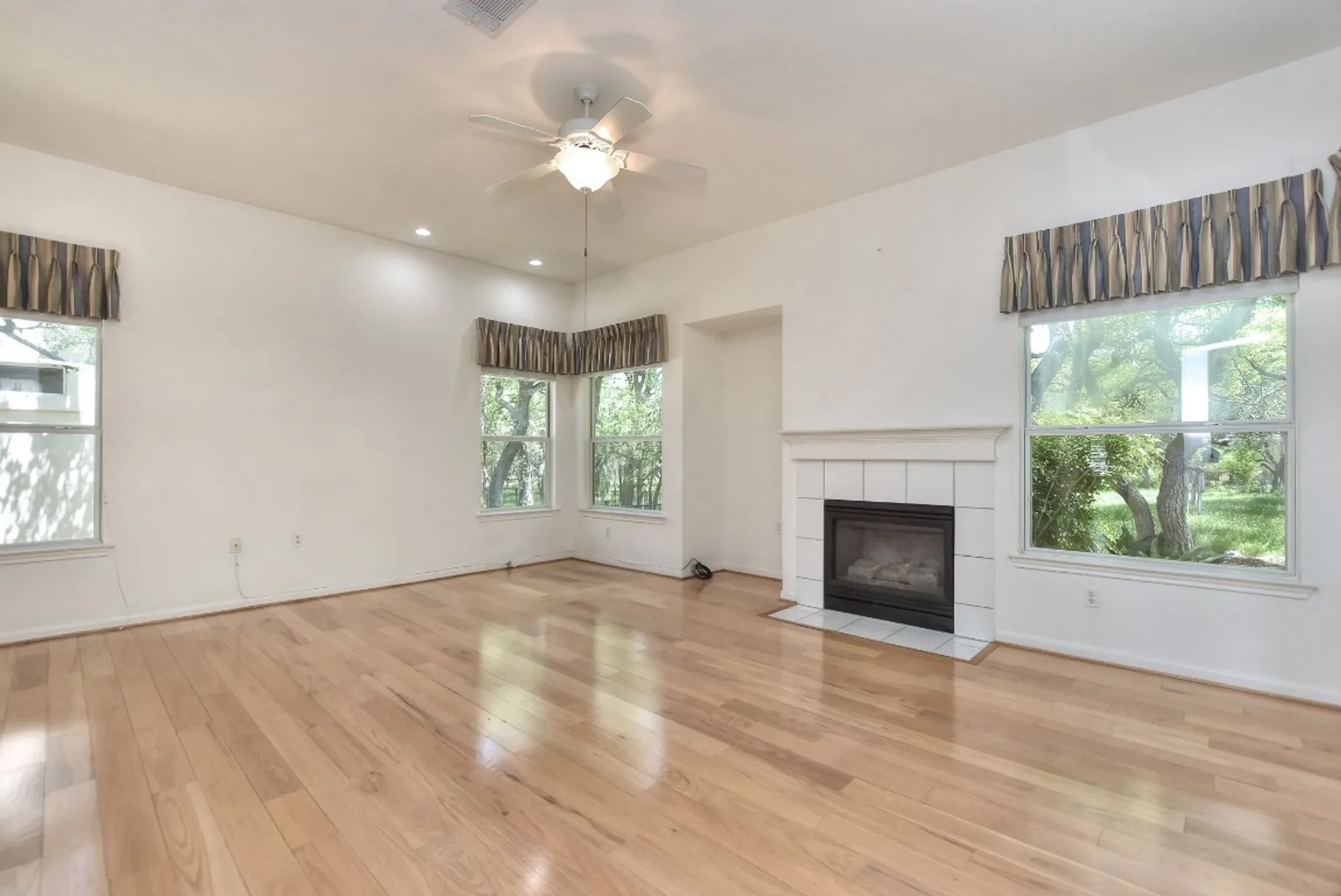 Property Slideshow image 14 of 31 | 229 whispering wind dr, Georgetown, TX, 78633