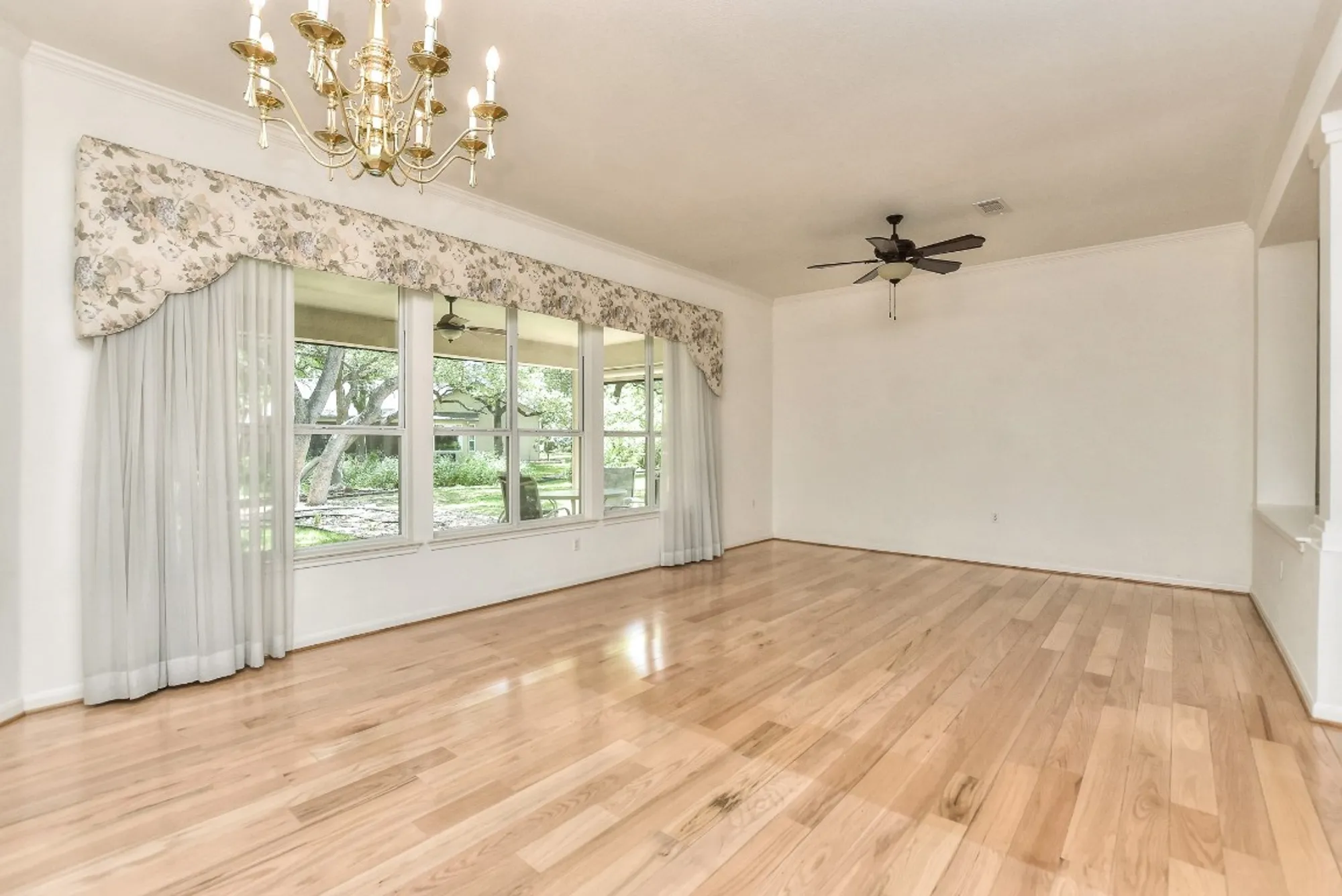 Property Slideshow image 11 of 31 | 229 whispering wind dr, Georgetown, TX, 78633