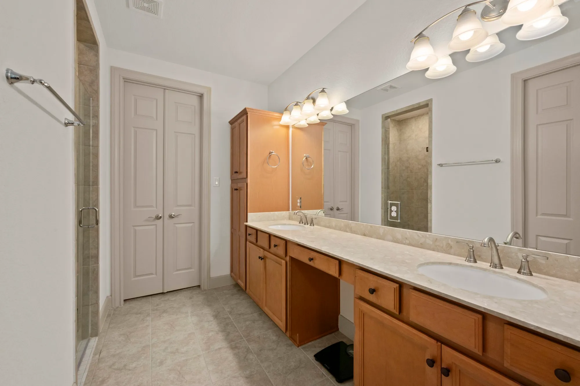 Property Slideshow image 15 of 28 | 12117 creekside villas ct, Conroe, TX, 77304