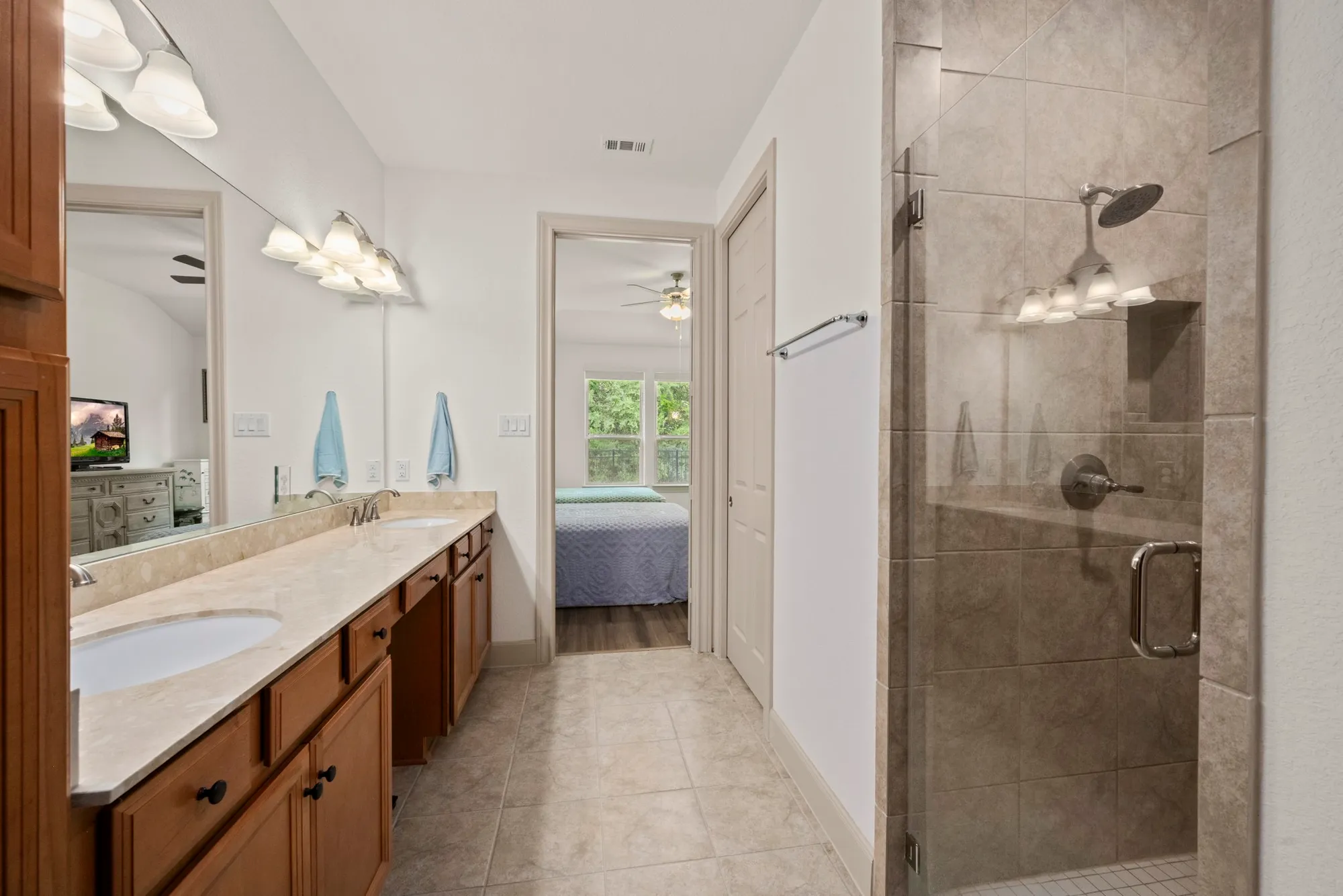 Property Slideshow image 16 of 28 | 12117 creekside villas ct, Conroe, TX, 77304