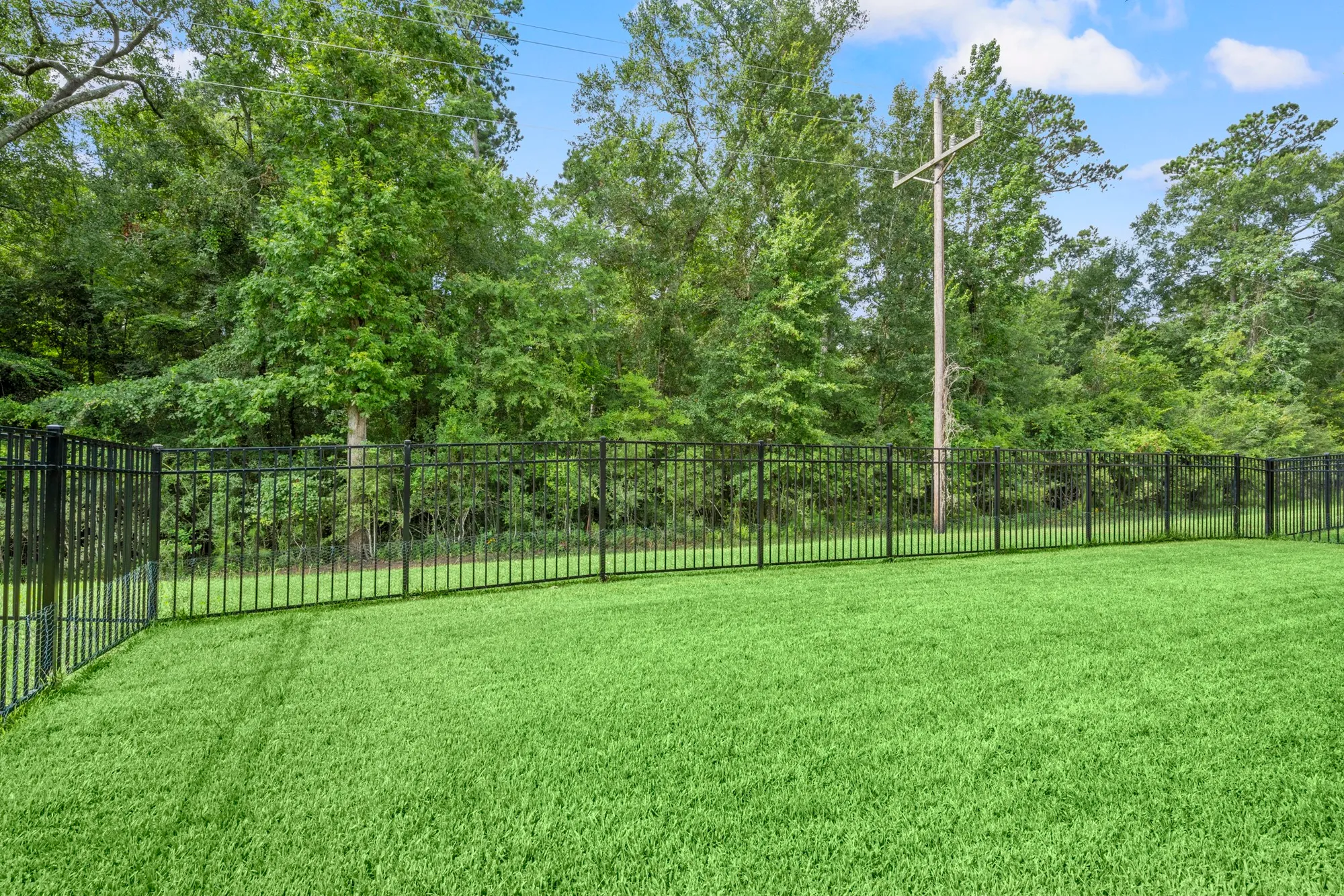 Property Slideshow image 26 of 28 | 12117 creekside villas ct, Conroe, TX, 77304