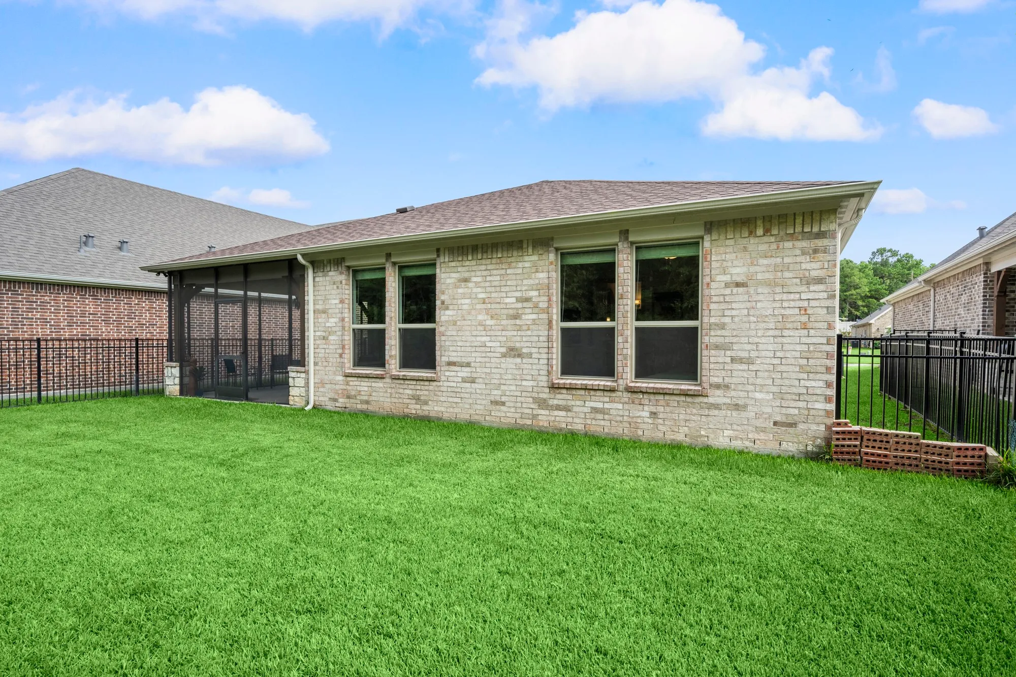 Property Slideshow image 27 of 28 | 12117 creekside villas ct, Conroe, TX, 77304