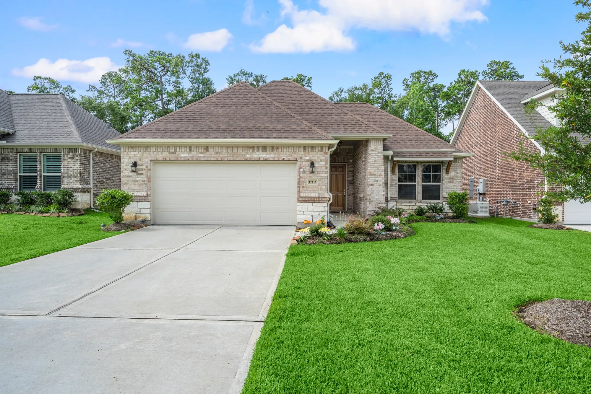 Property Slideshow image 2 of 28 | 12117 creekside villas ct, Conroe, TX, 77304