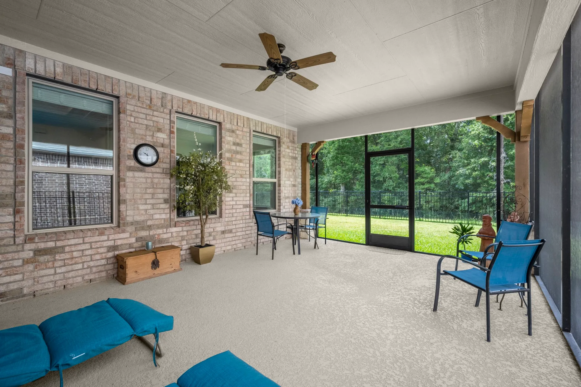 Property Slideshow image 22 of 28 | 12117 creekside villas ct, Conroe, TX, 77304