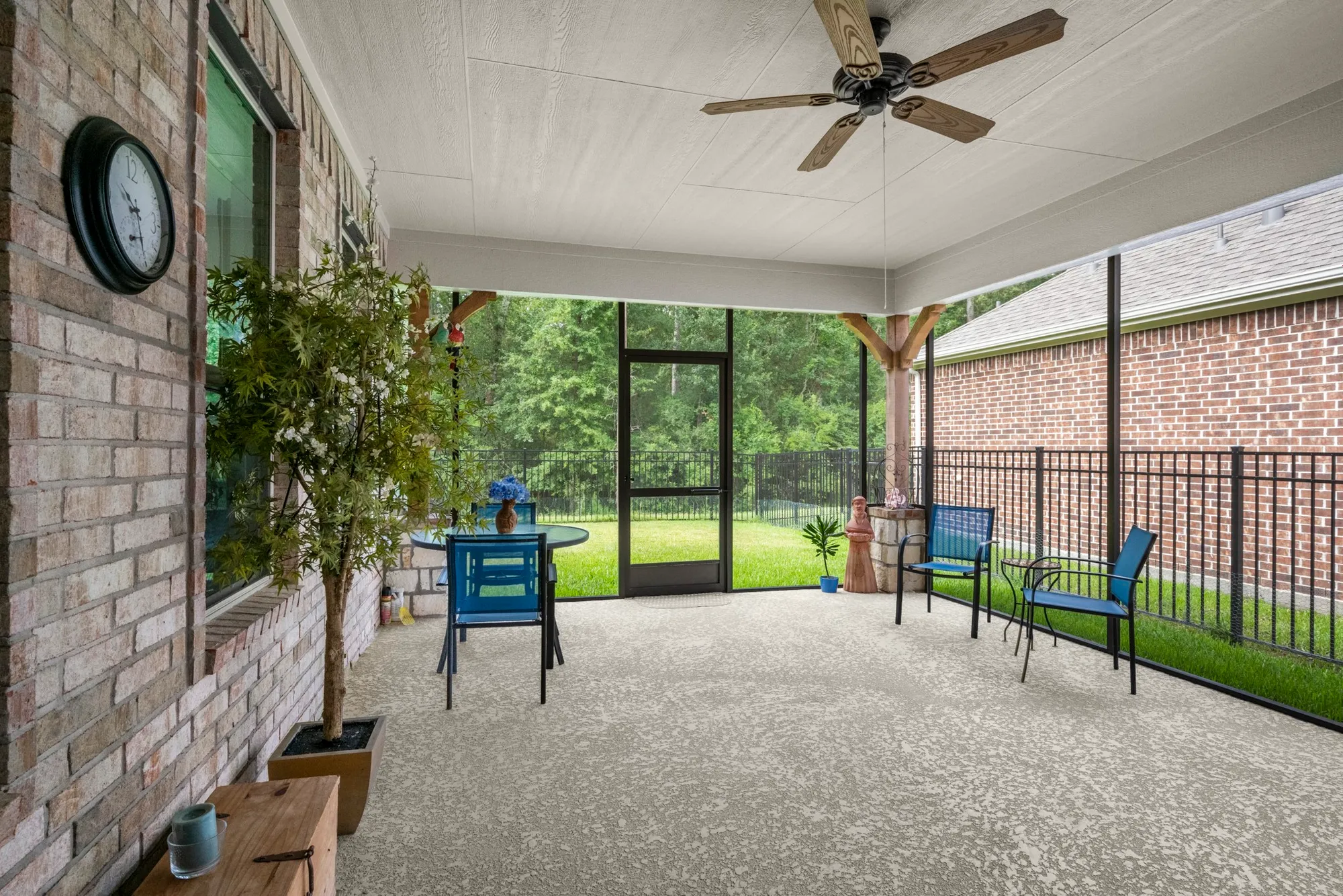 Property Slideshow image 23 of 28 | 12117 creekside villas ct, Conroe, TX, 77304