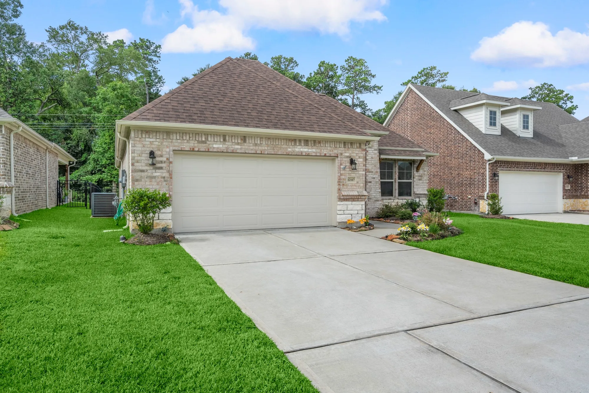 Property Slideshow image 3 of 28 | 12117 creekside villas ct, Conroe, TX, 77304