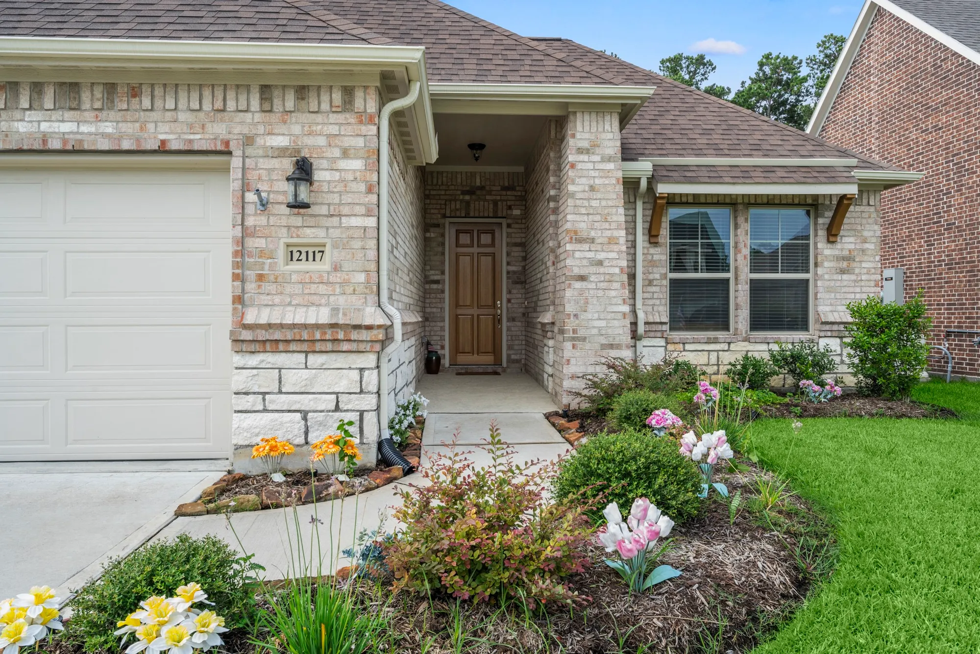 Property Slideshow image 4 of 28 | 12117 creekside villas ct, Conroe, TX, 77304