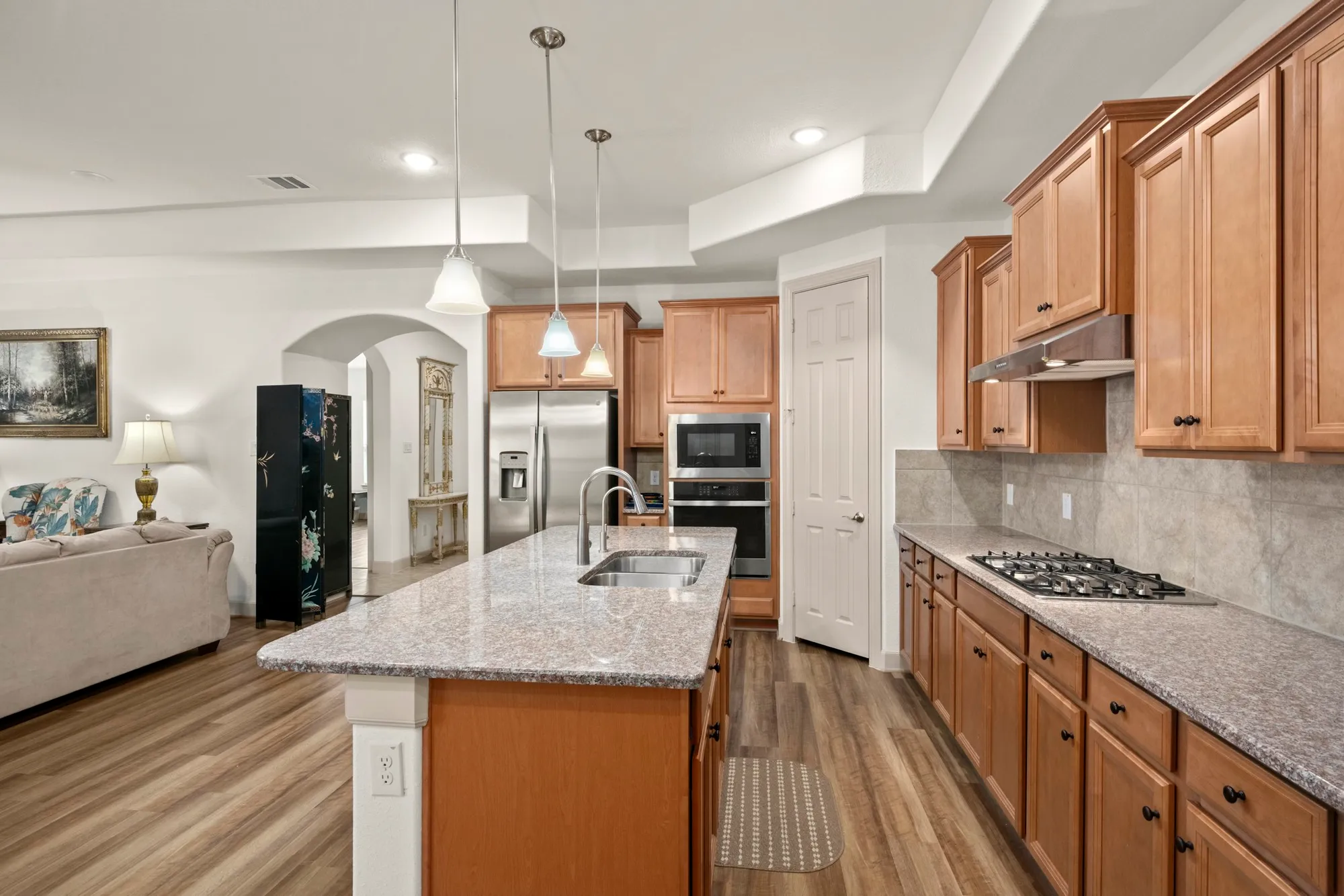 Property Slideshow image 8 of 28 | 12117 creekside villas ct, Conroe, TX, 77304