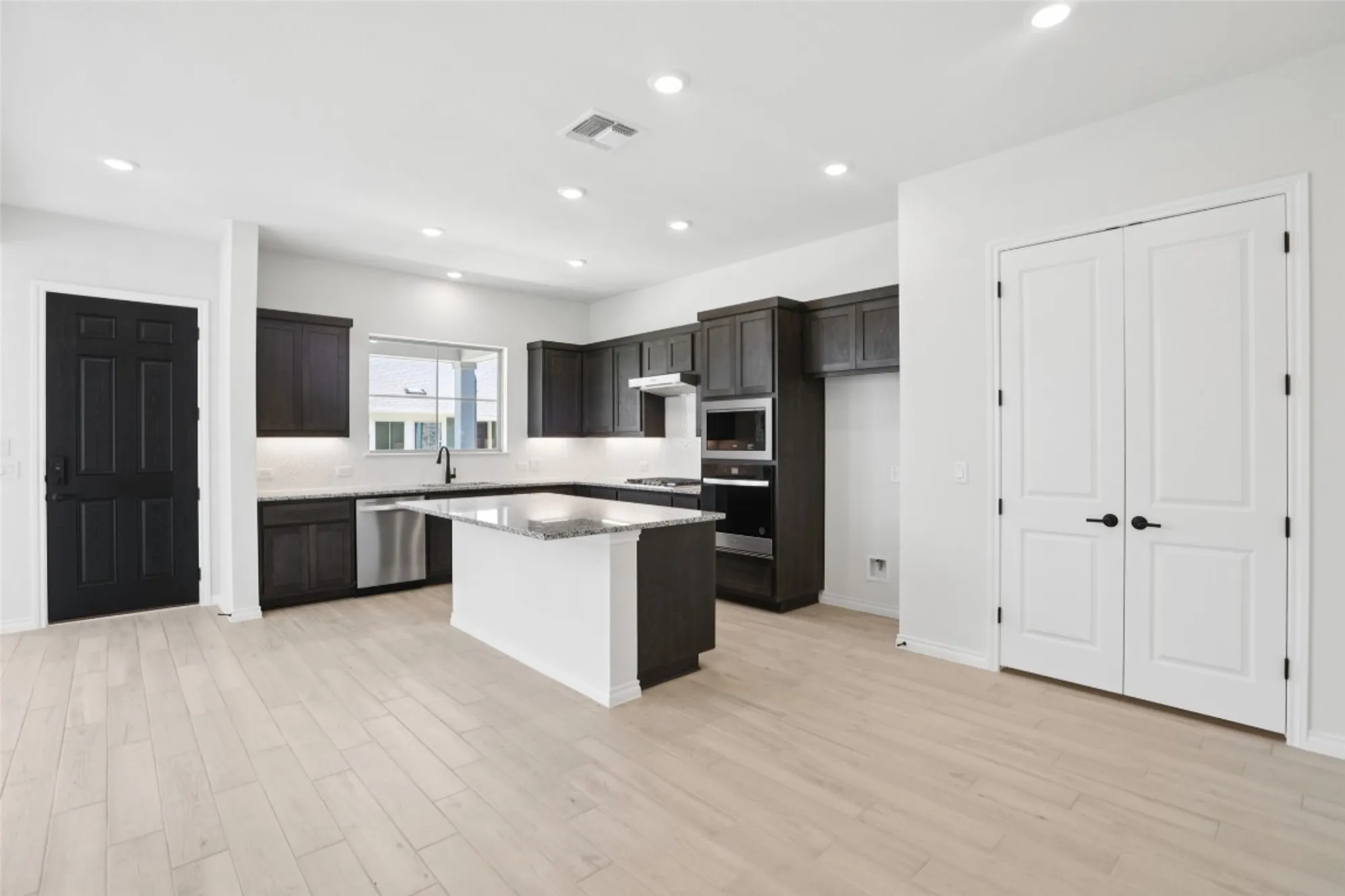 Property Slideshow image 9 of 27 | 107 san luis pass unit 101, San Marcos, TX, 78666