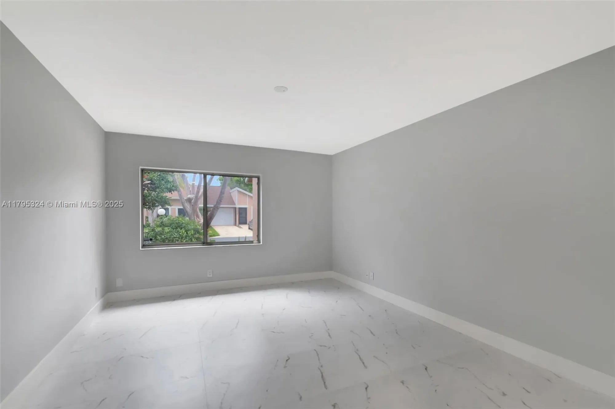 Property Slideshow image 18 of 50 | 8055 sweetbriar way, Boca Raton, FL, 33496