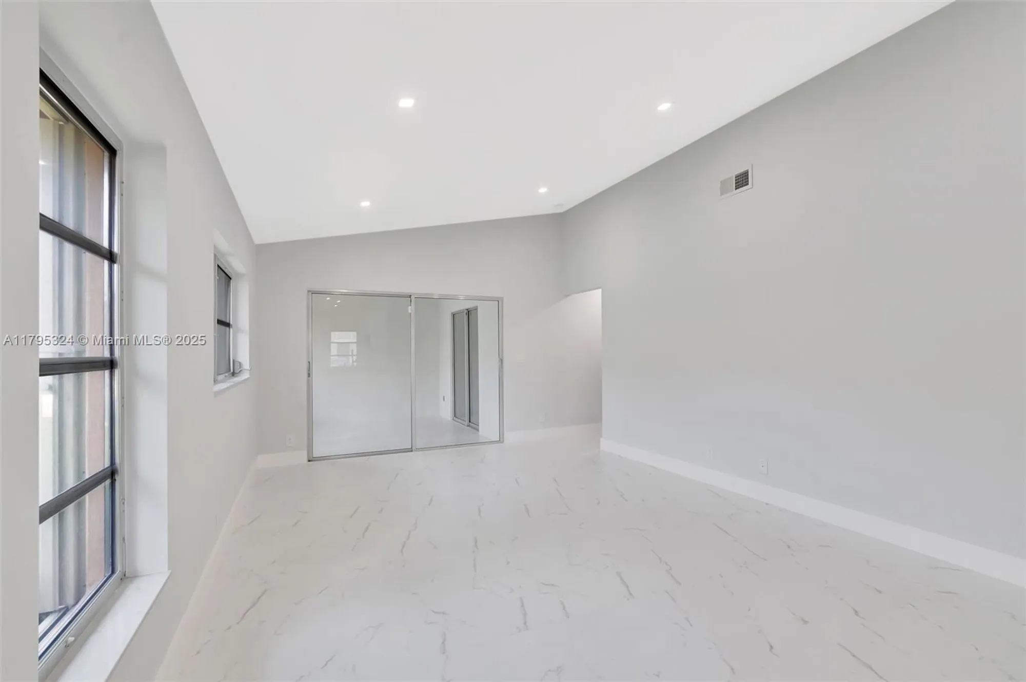 Property Slideshow image 10 of 50 | 8055 sweetbriar way, Boca Raton, FL, 33496