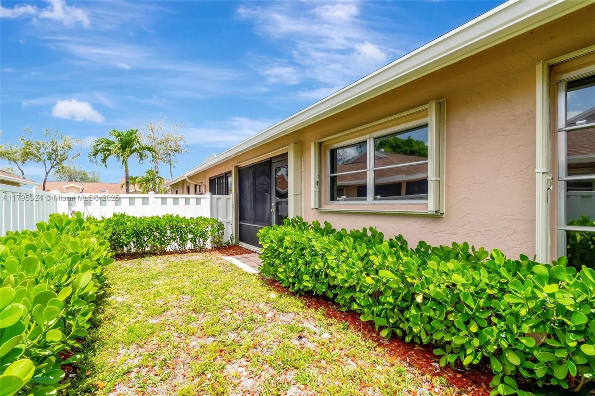 Property Slideshow image 25 of 50 | 8055 sweetbriar way, Boca Raton, FL, 33496